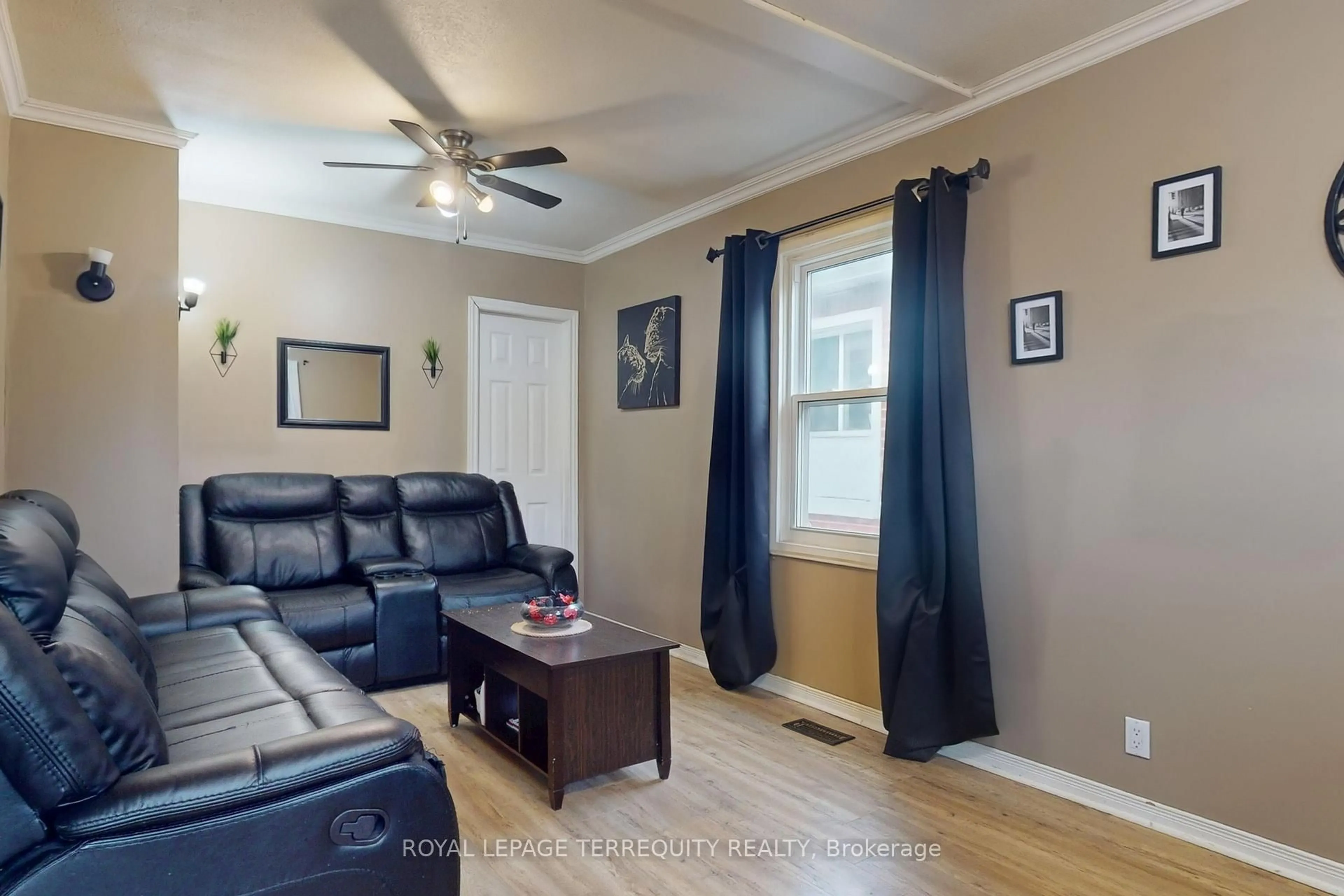 Living room with furniture, unknown for 104 Park Rd, Oshawa Ontario L1J 4G9