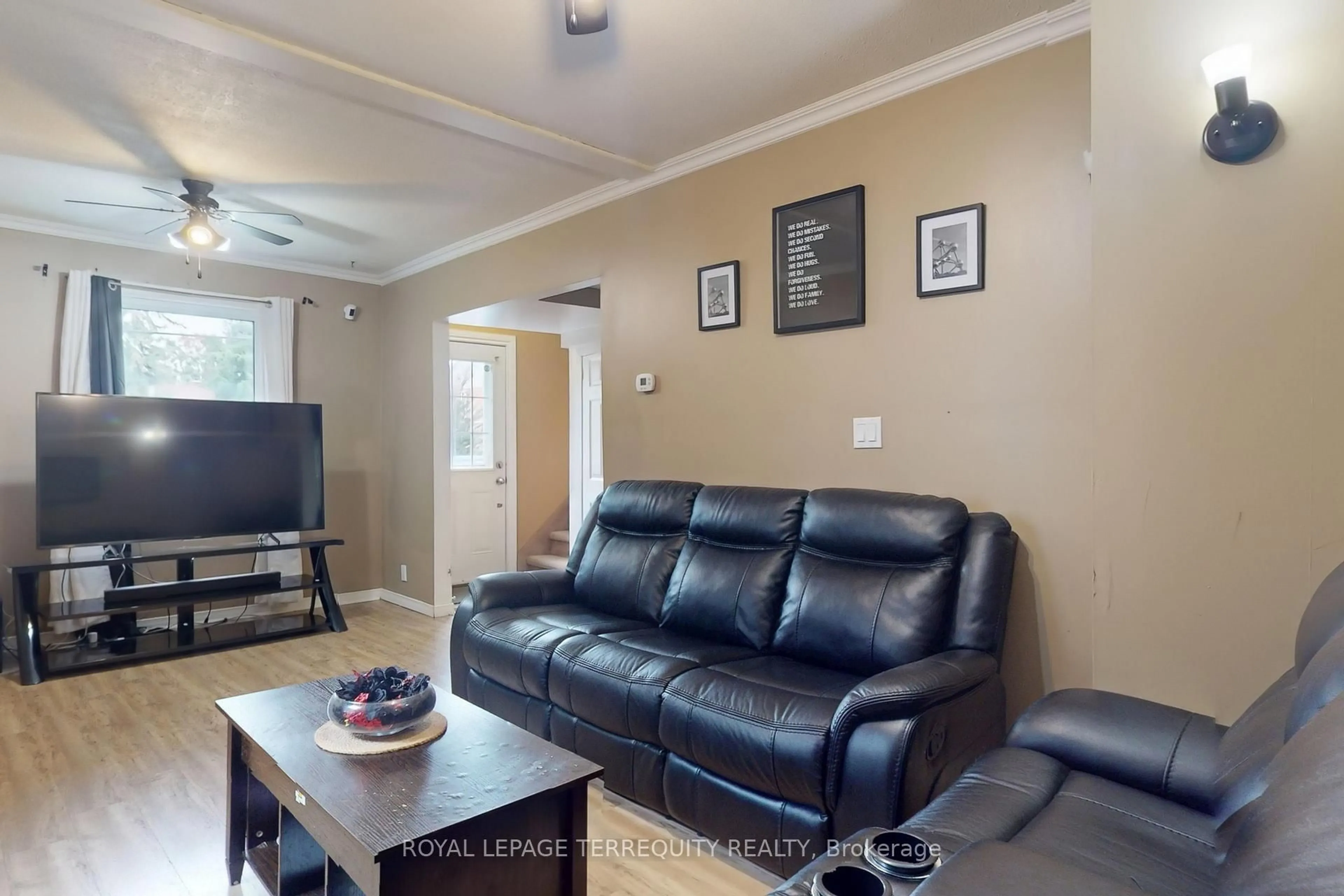 Living room with furniture, unknown for 104 Park Rd, Oshawa Ontario L1J 4G9