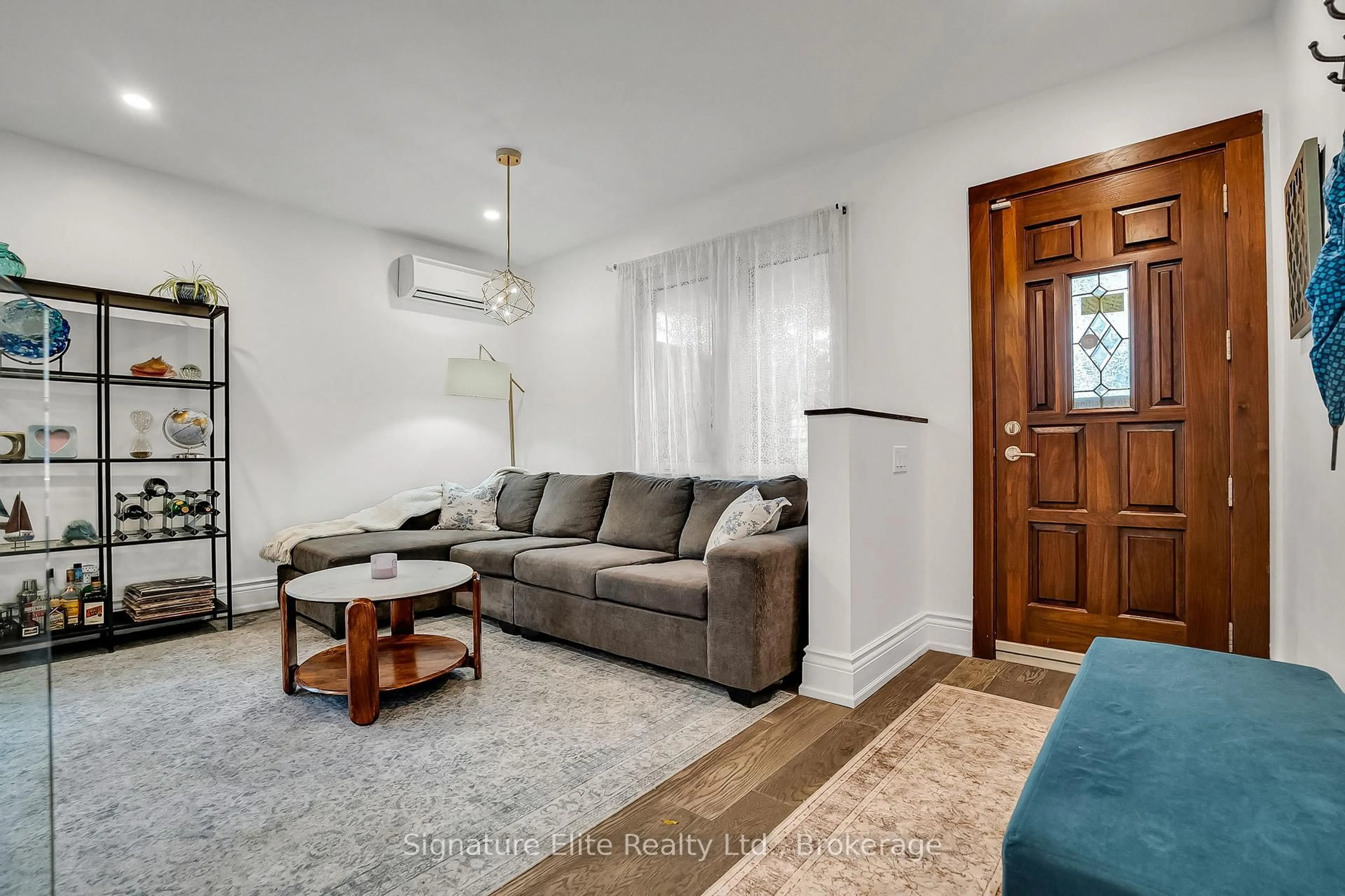 Living room with furniture, unknown for 184 Swanwick Ave, Toronto Ontario M4E 2A6