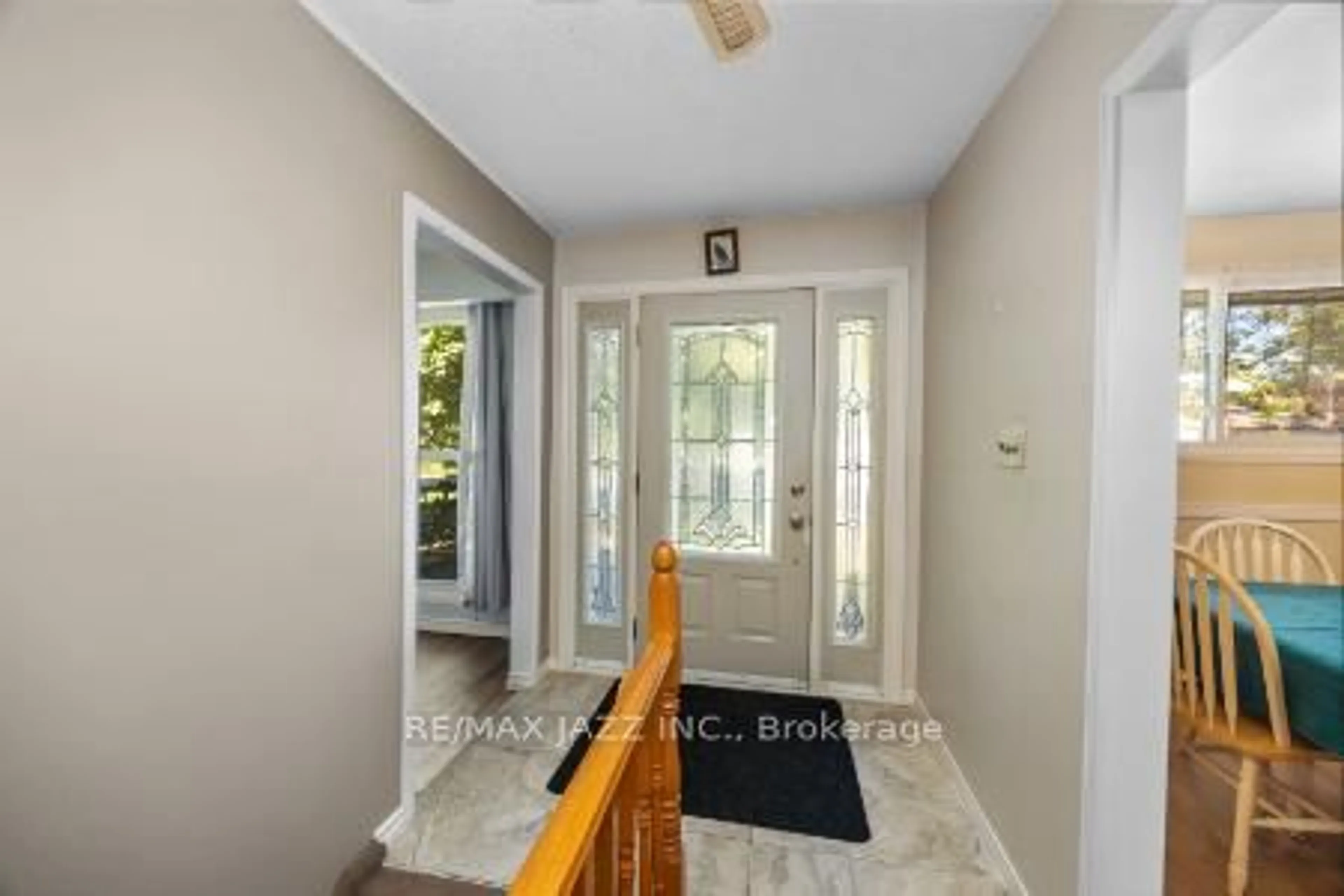 Indoor entryway for 389 Carnaby Crt, Oshawa Ontario L1G 6W4