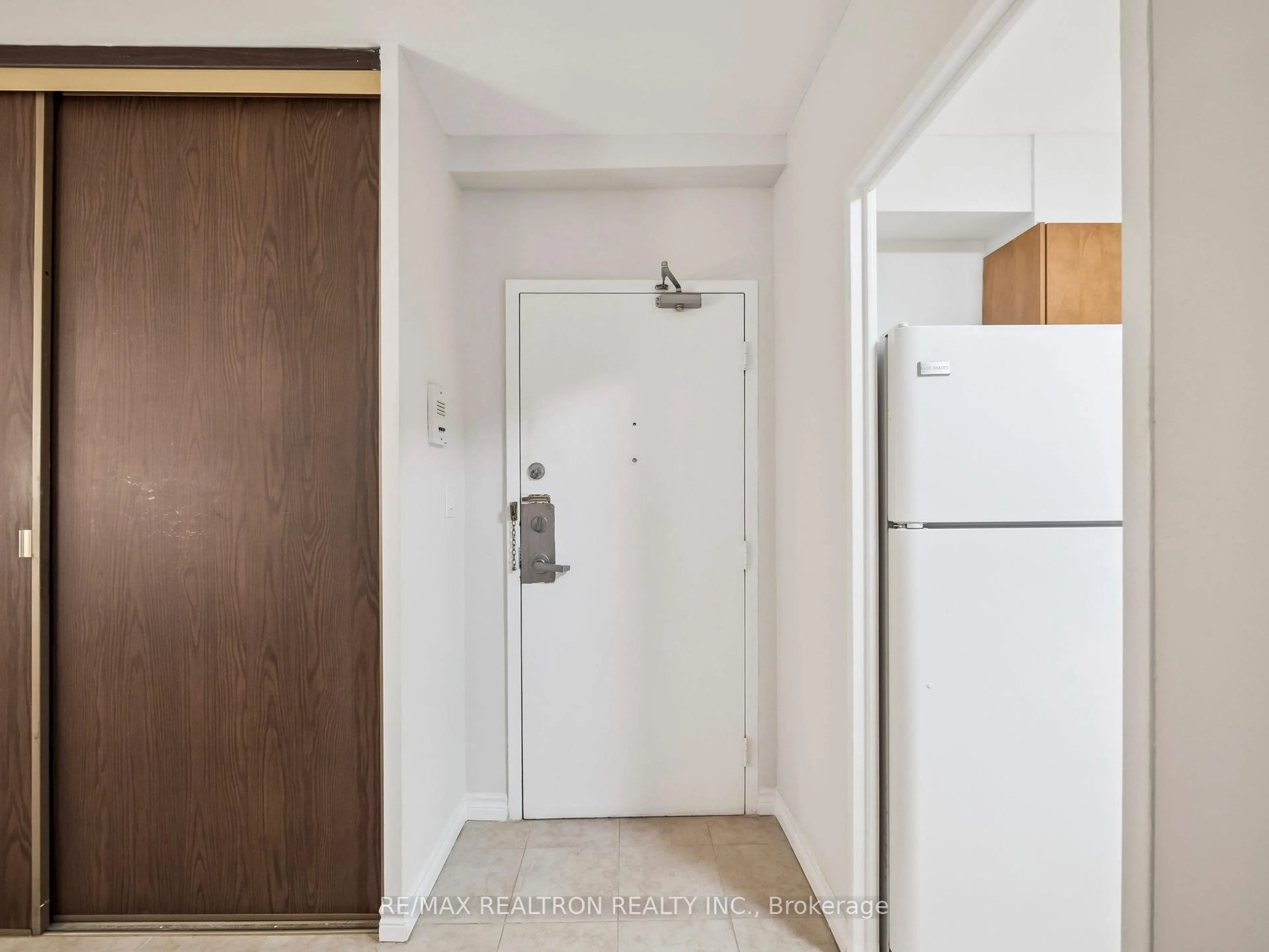 Indoor foyer for 5 Massey Sq #502, Toronto Ontario M4C 5L6