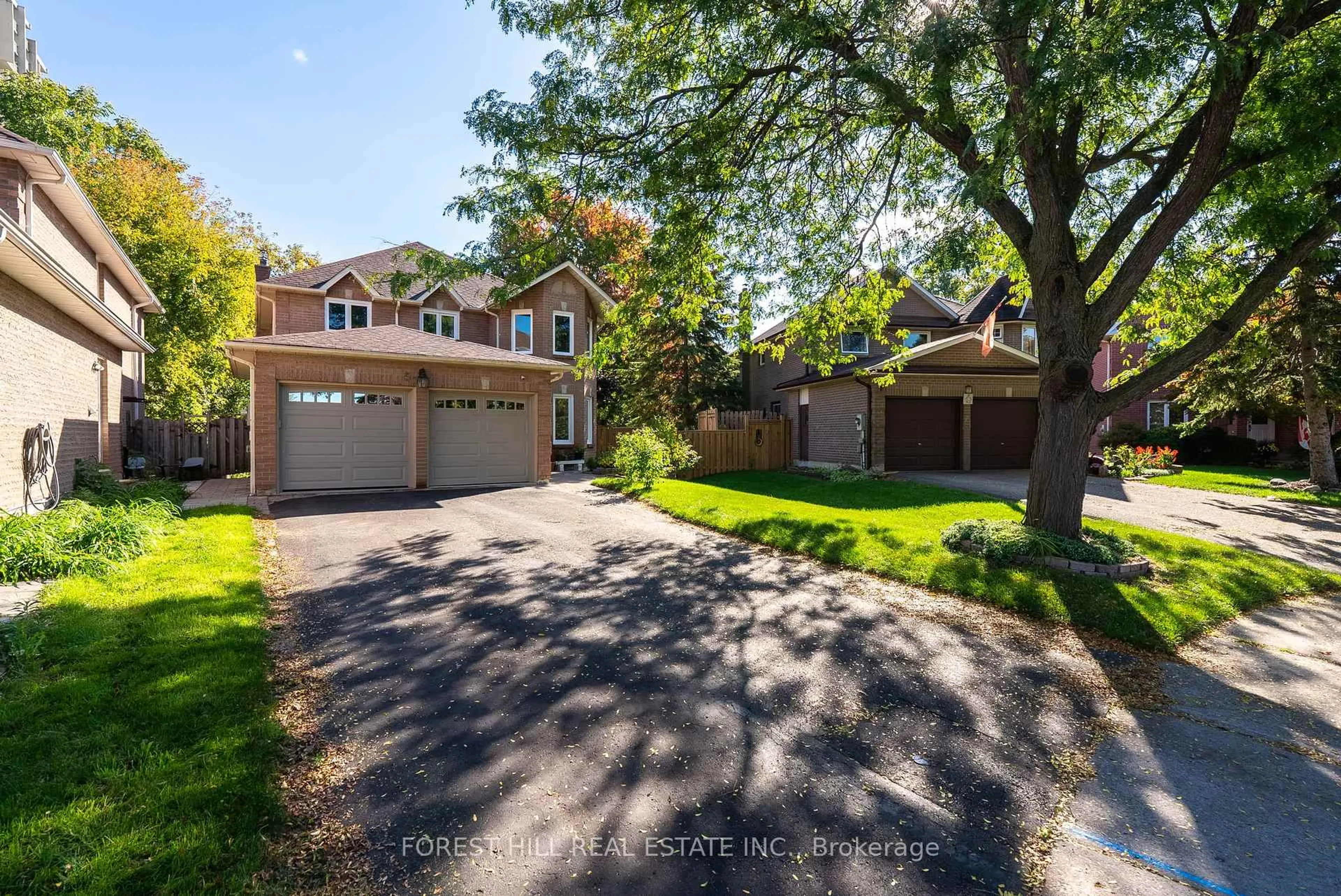 A pic from outside/outdoor area/front of a property/back of a property/a pic from drone, street for 50 Bluebell Cres, Whitby Ontario L1P 1K9