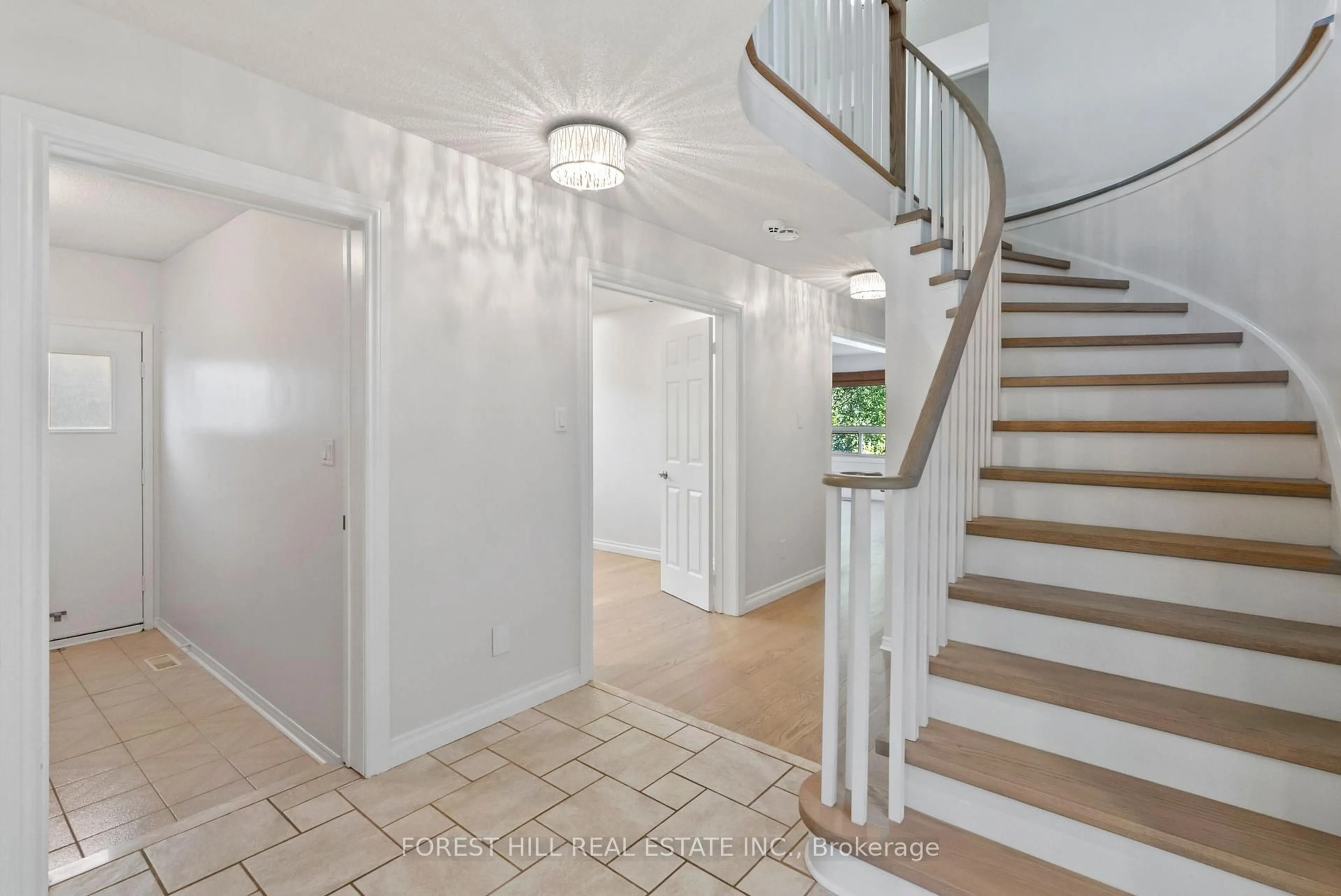 Indoor foyer for 50 Bluebell Cres, Whitby Ontario L1P 1K9