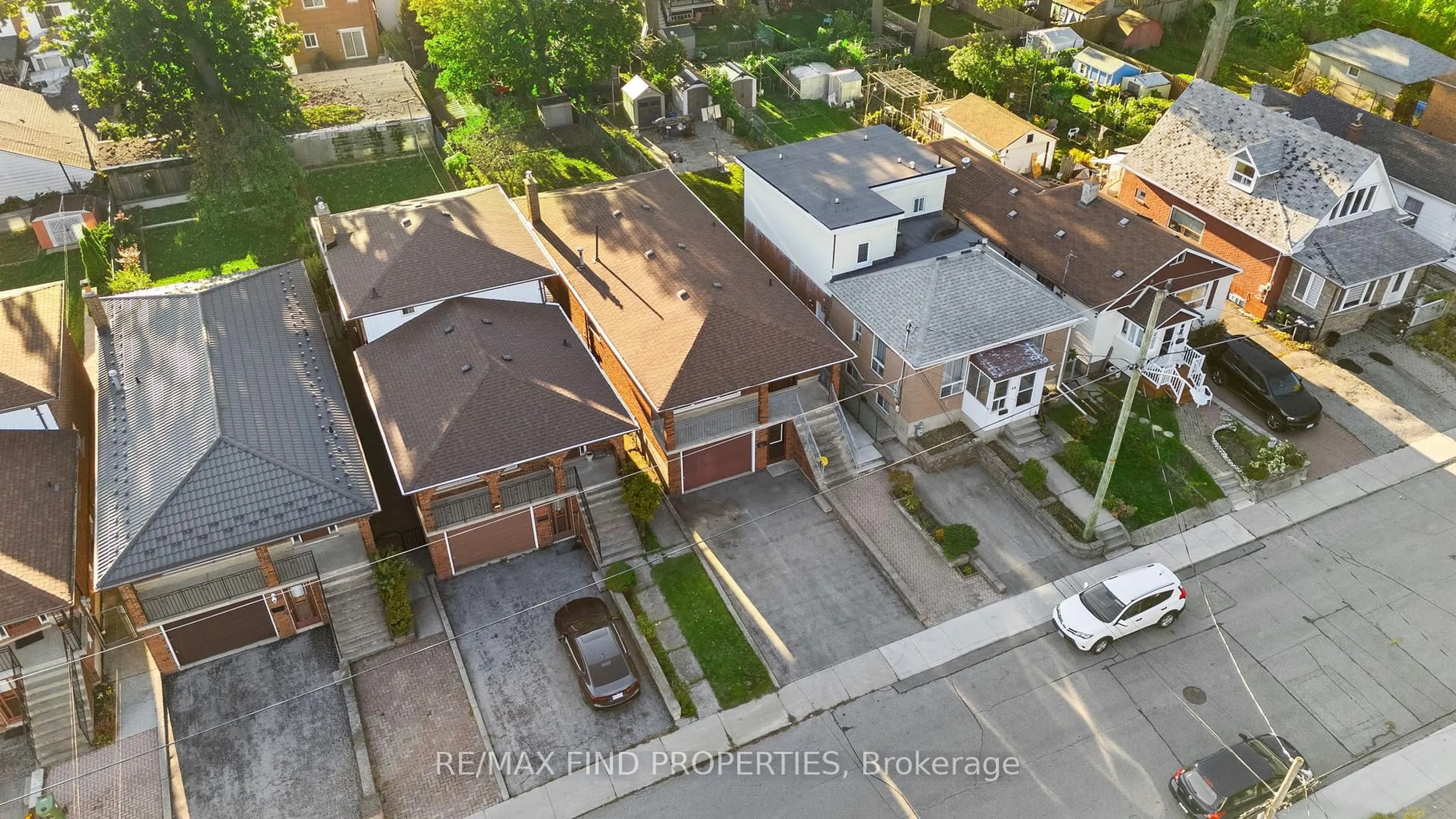 A pic from outside/outdoor area/front of a property/back of a property/a pic from drone, street for 16 Mcdonald Ave, Toronto Ontario M1L 3Y8