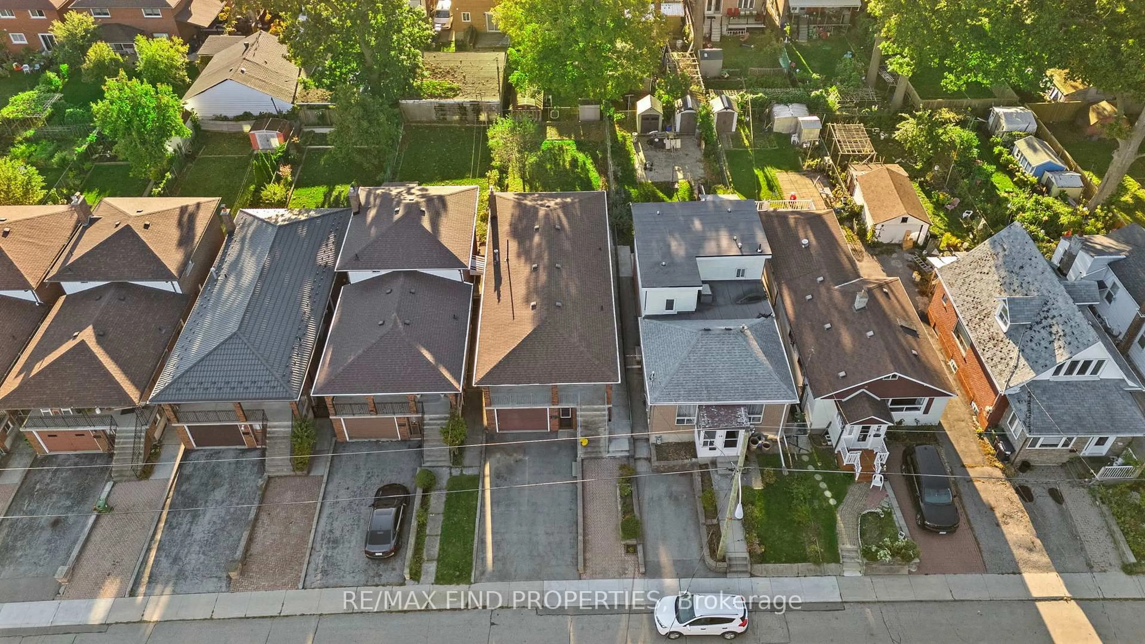 A pic from outside/outdoor area/front of a property/back of a property/a pic from drone, street for 16 Mcdonald Ave, Toronto Ontario M1L 3Y8