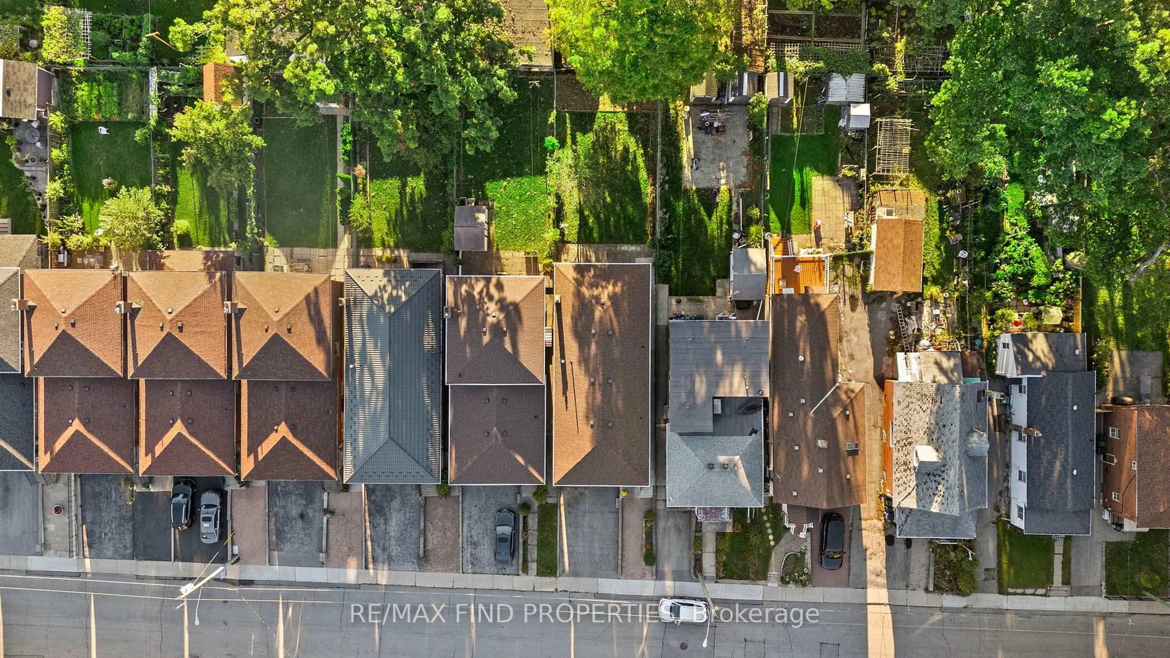 A pic from outside/outdoor area/front of a property/back of a property/a pic from drone, street for 16 Mcdonald Ave, Toronto Ontario M1L 3Y8