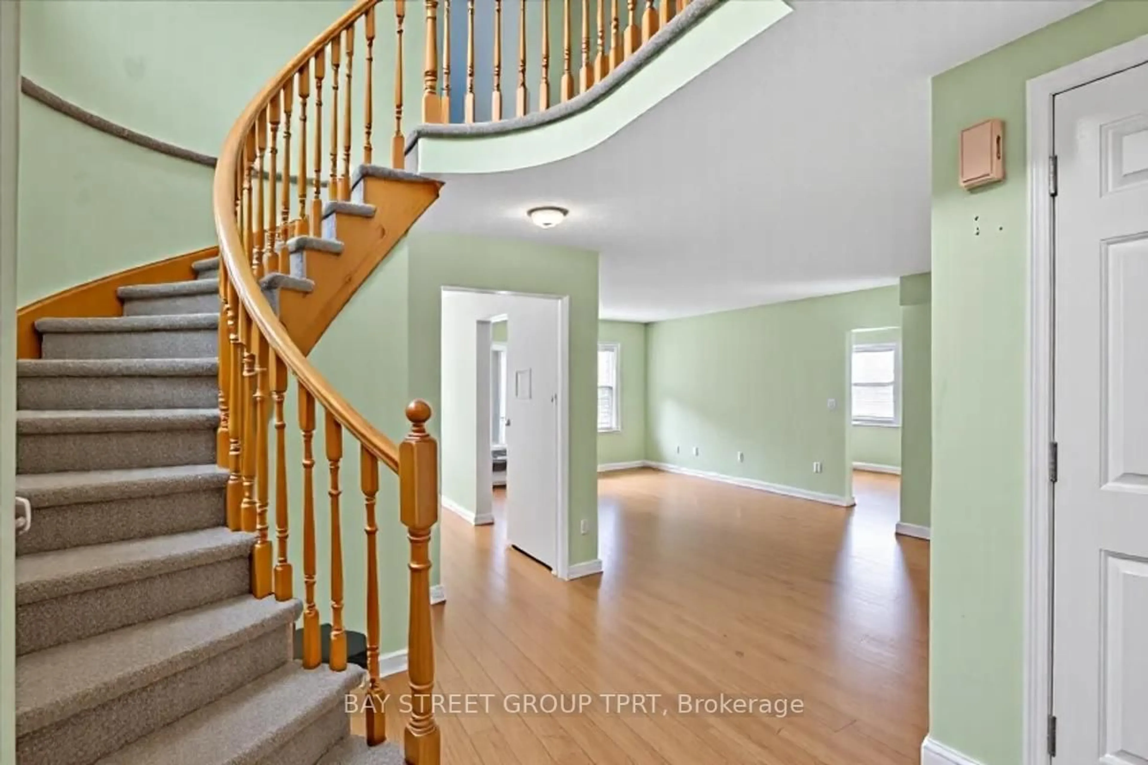 Indoor entryway for 1610 Rawlings Dr, Pickering Ontario L1V 5B5