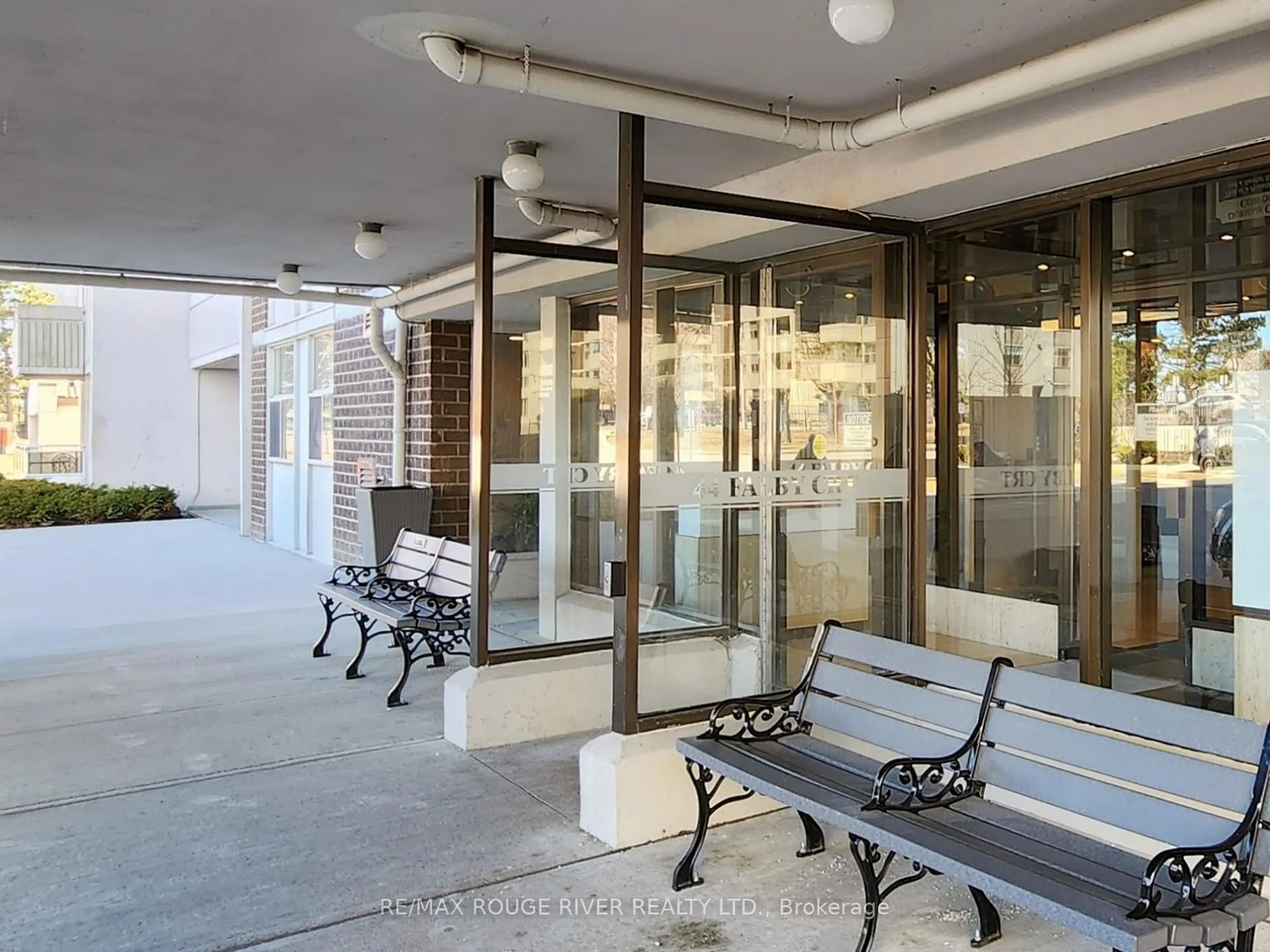 Indoor foyer for 44 Falby Crt #902, Ajax Ontario L1S 3L1