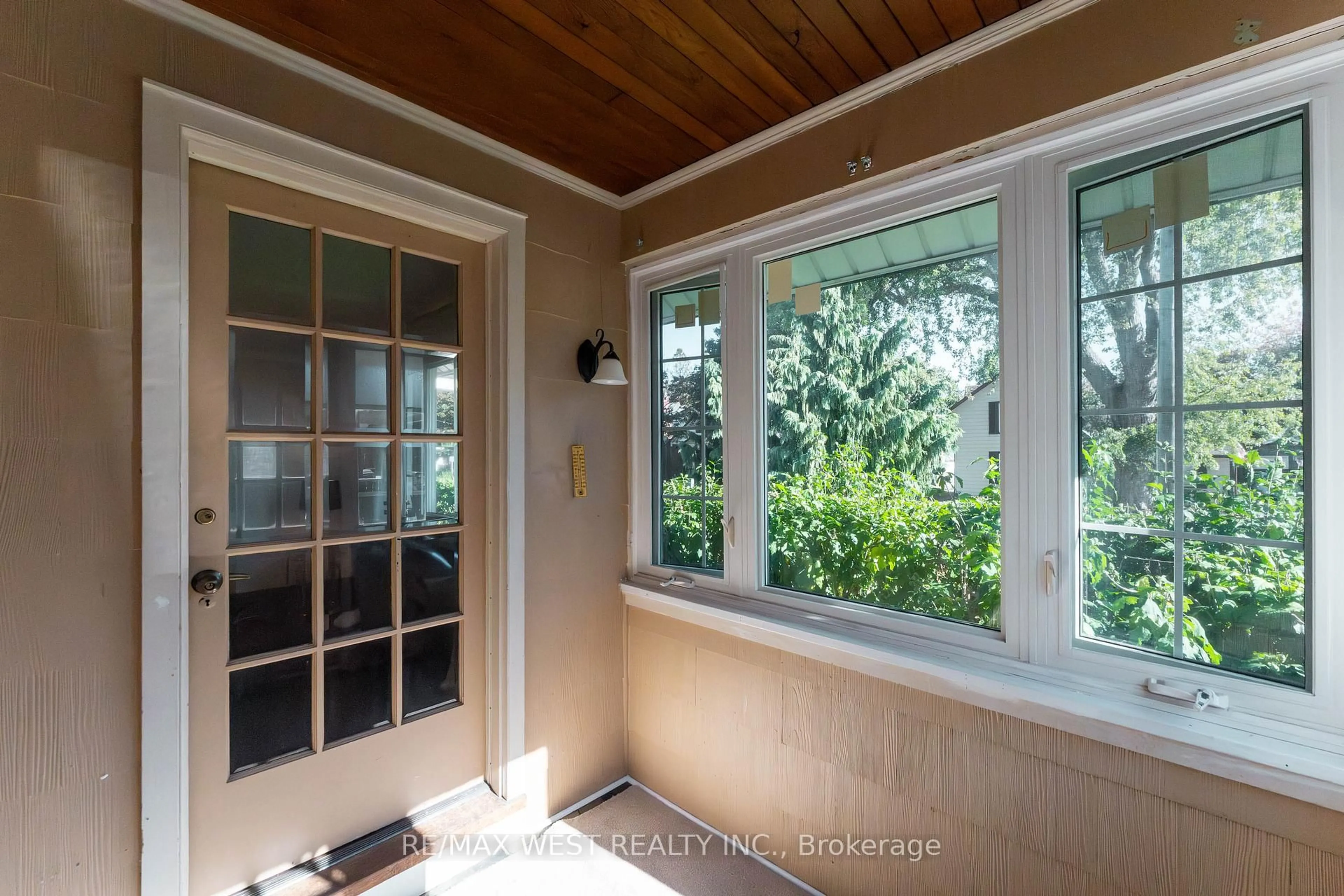 Indoor entryway for 58 Burk St, Oshawa Ontario L1J 4B9