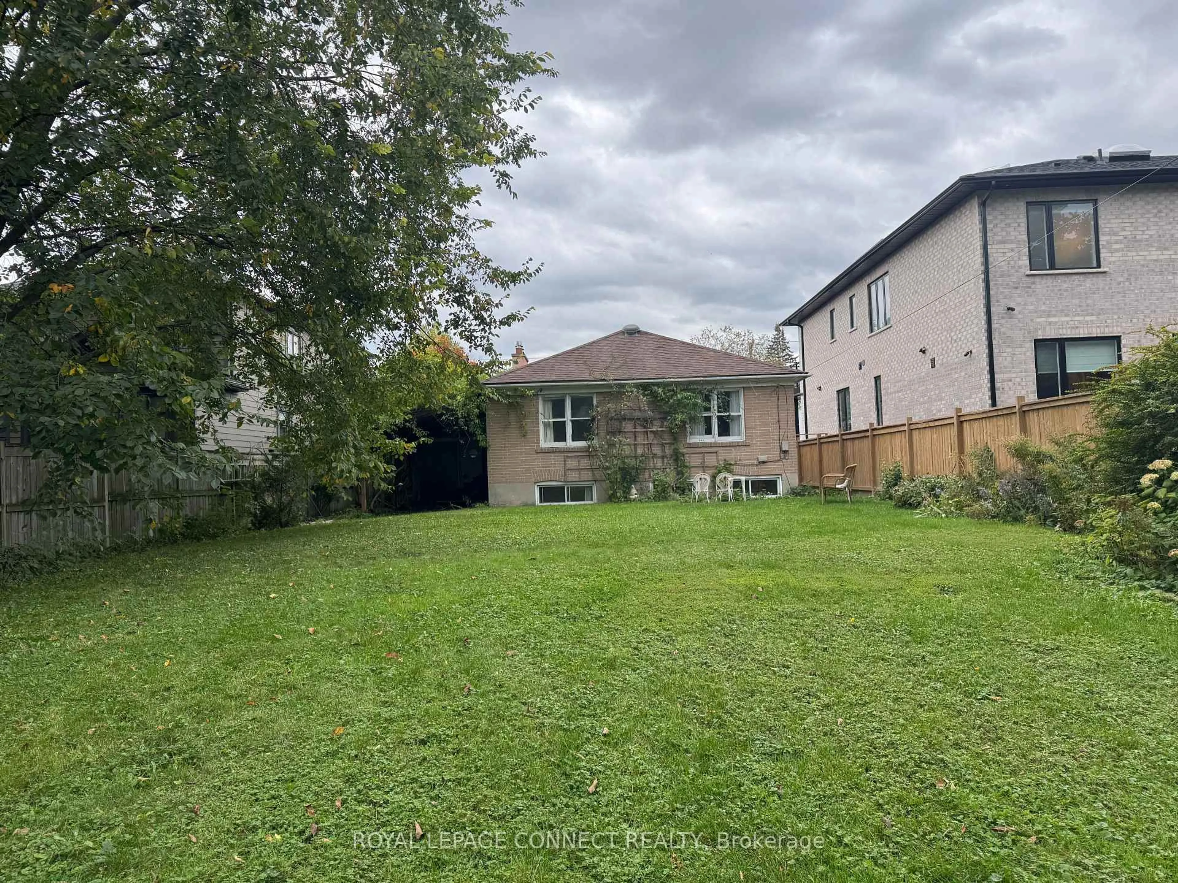 A pic from outside/outdoor area/front of a property/back of a property/a pic from drone, unknown for 35 Muir Dr, Toronto Ontario M1M 3B5
