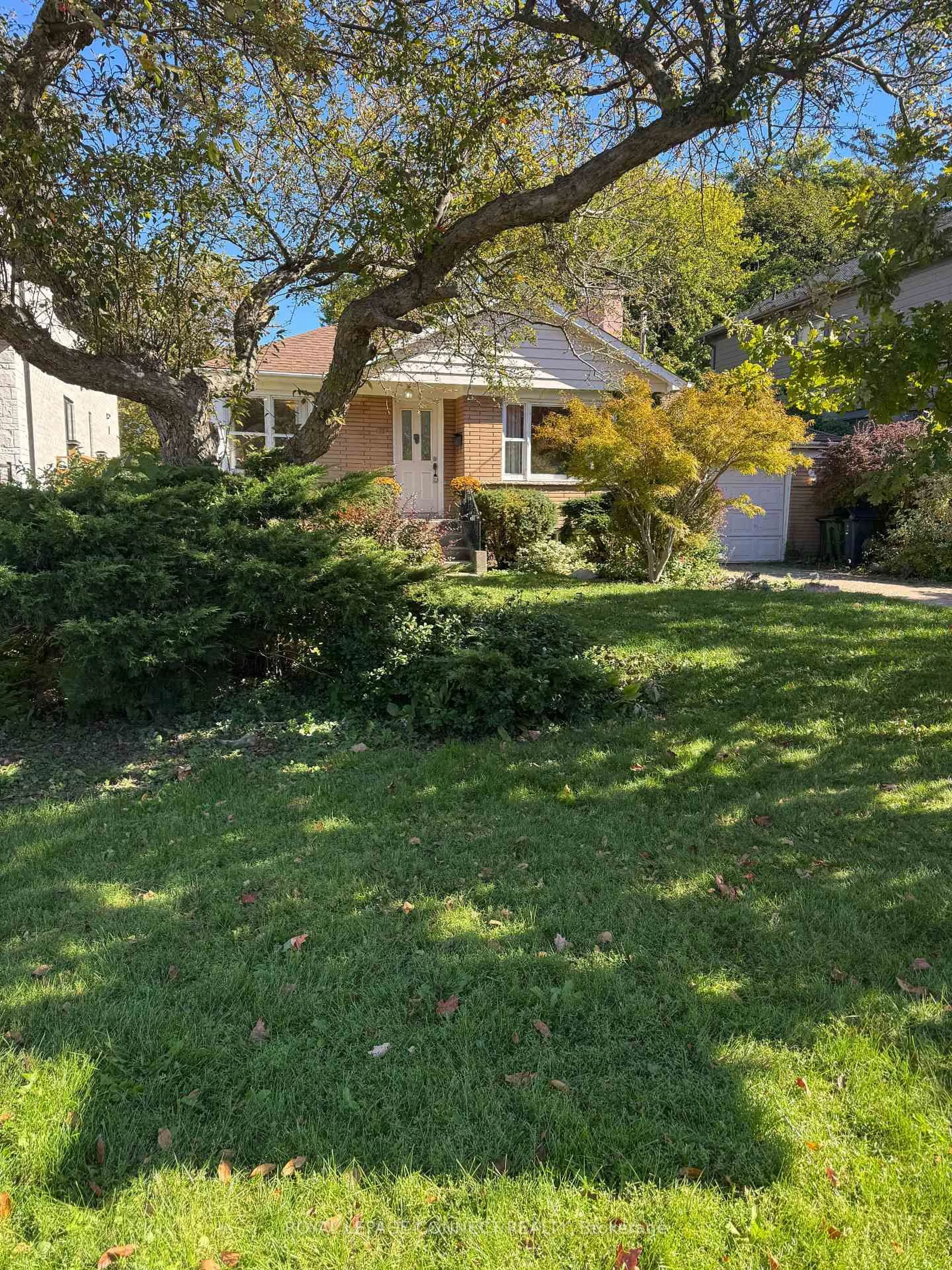 A pic from outside/outdoor area/front of a property/back of a property/a pic from drone, street for 35 Muir Dr, Toronto Ontario M1M 3B5