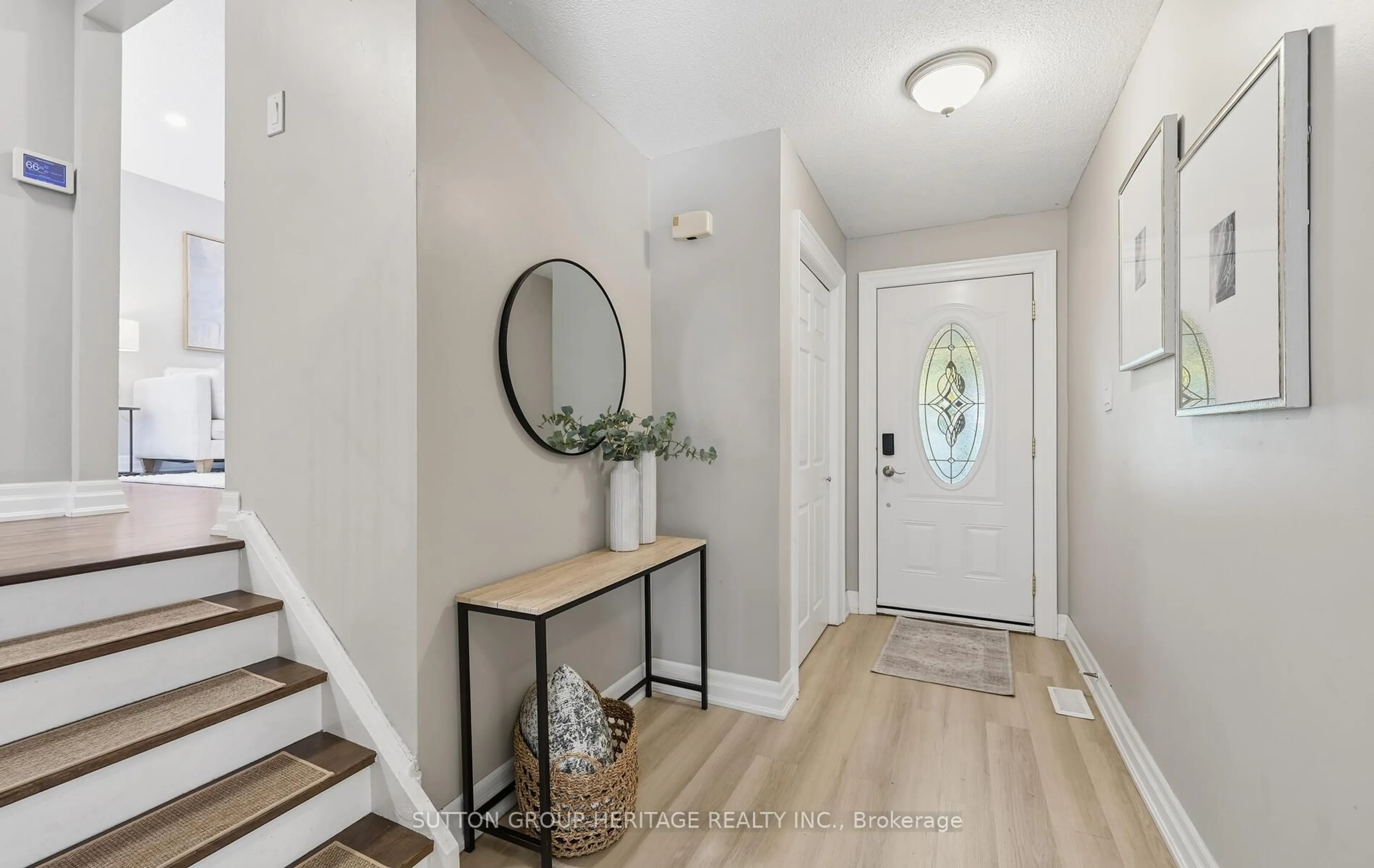 Indoor entryway for 602 Antigua Cres, Oshawa Ontario L1J 6B4