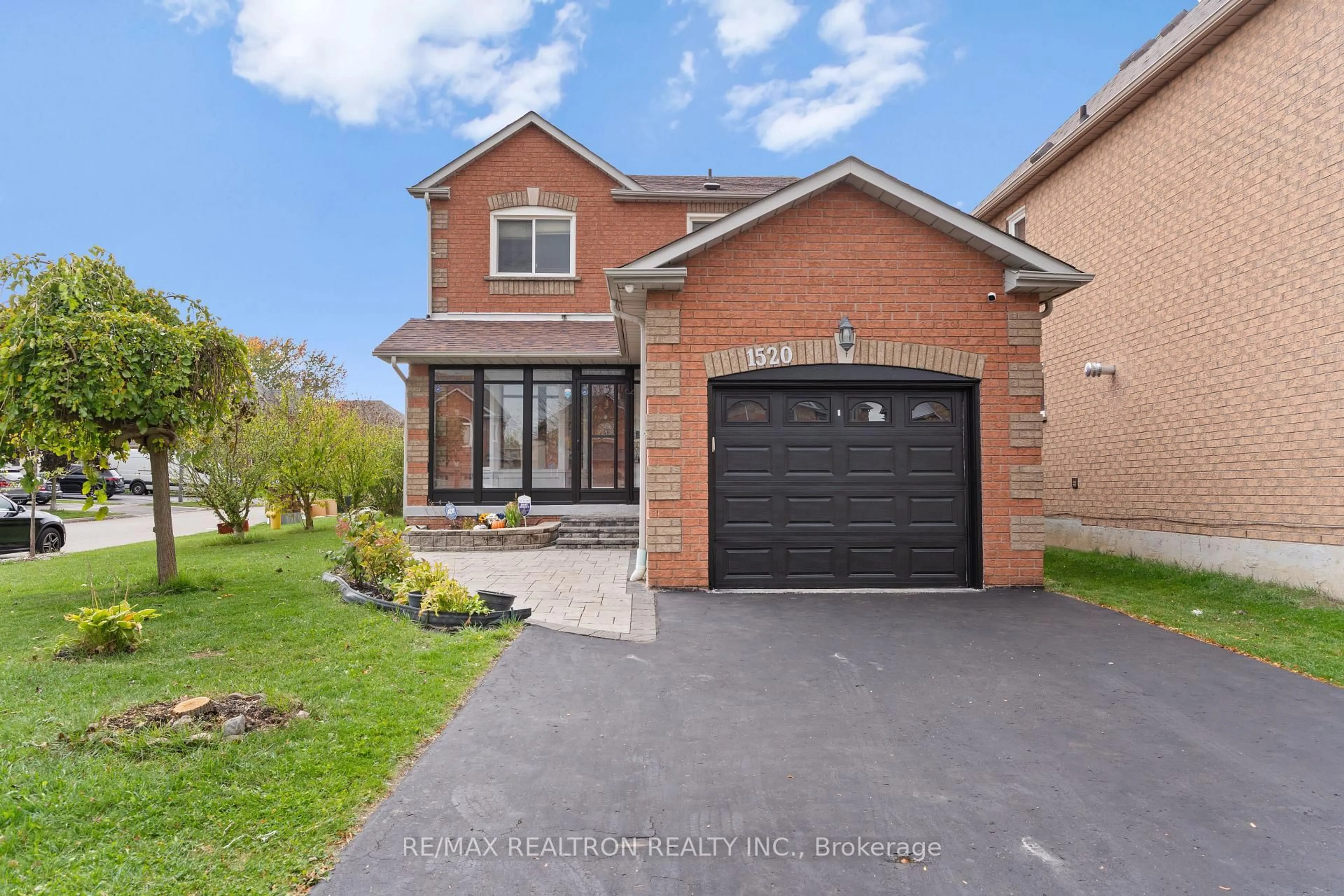 Home with brick exterior material, street for 1520 Sandhurst Cres, Pickering Ontario L1V 6Y6