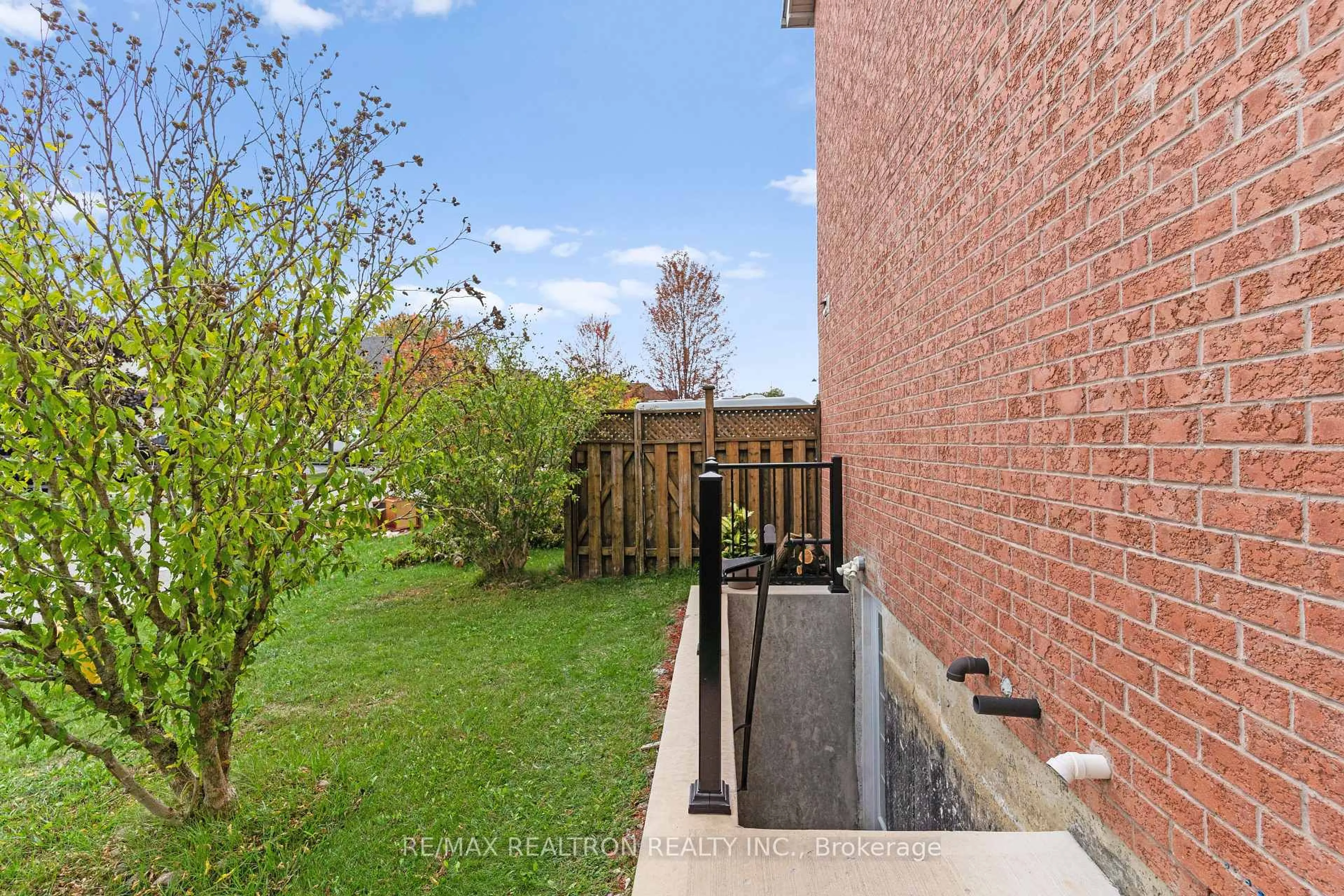 Patio, street for 1520 Sandhurst Cres, Pickering Ontario L1V 6Y6