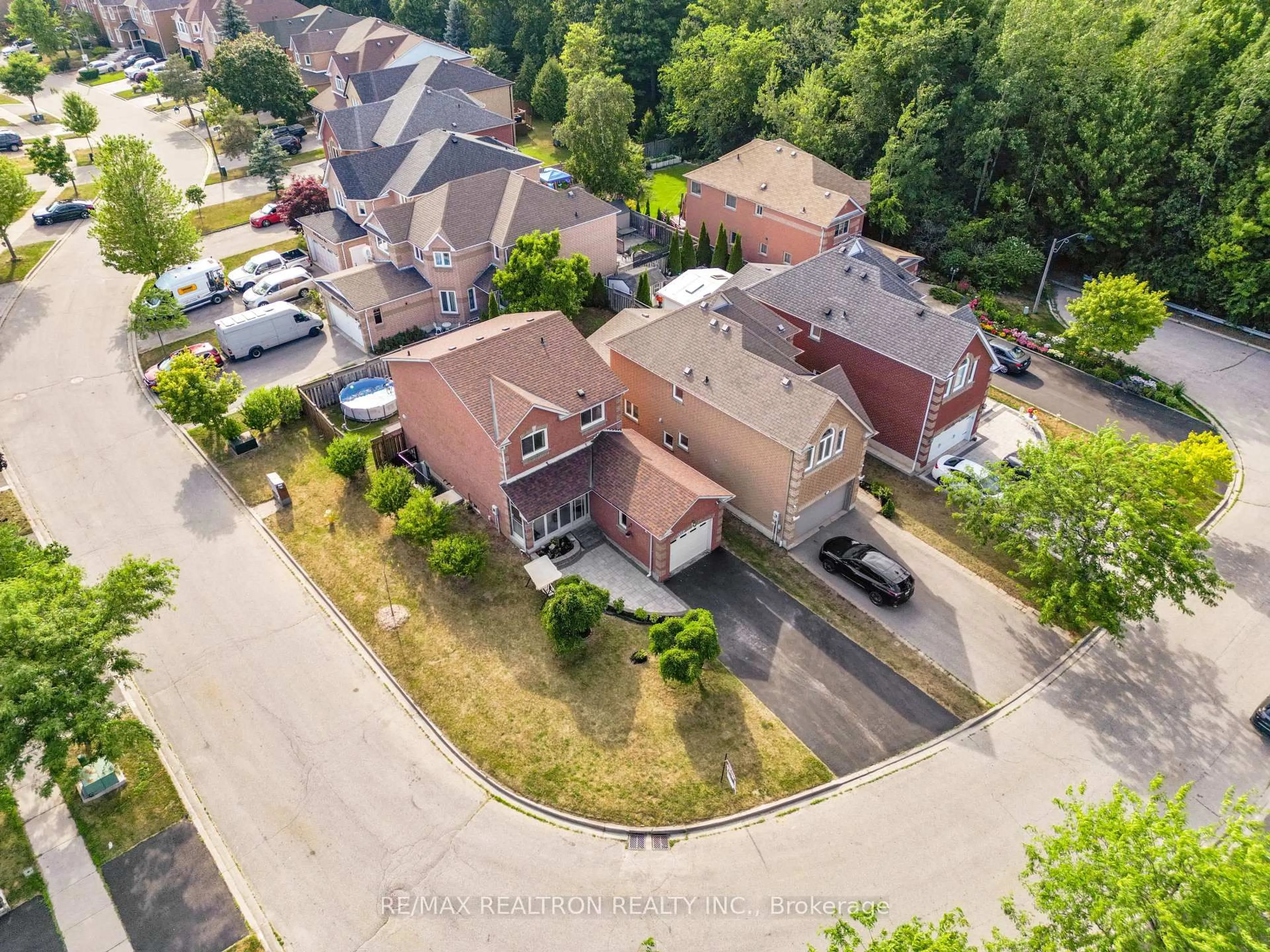 A pic from outside/outdoor area/front of a property/back of a property/a pic from drone, street for 1520 Sandhurst Cres, Pickering Ontario L1V 6Y6