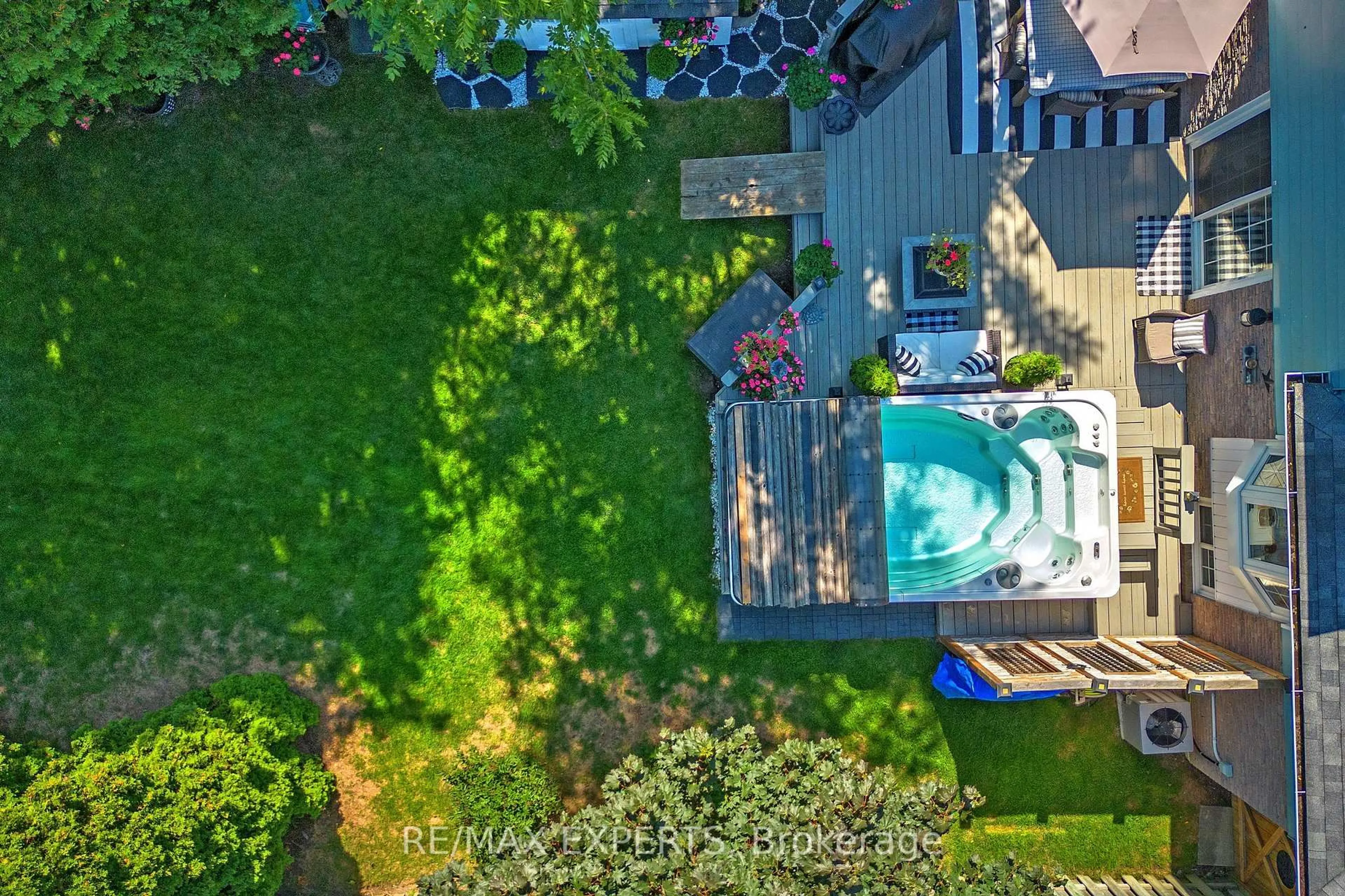 A pic from outside/outdoor area/front of a property/back of a property/a pic from drone, water/lake/river/ocean view for 57 Pepper Tree Dr, Toronto Ontario M1C 1Y5