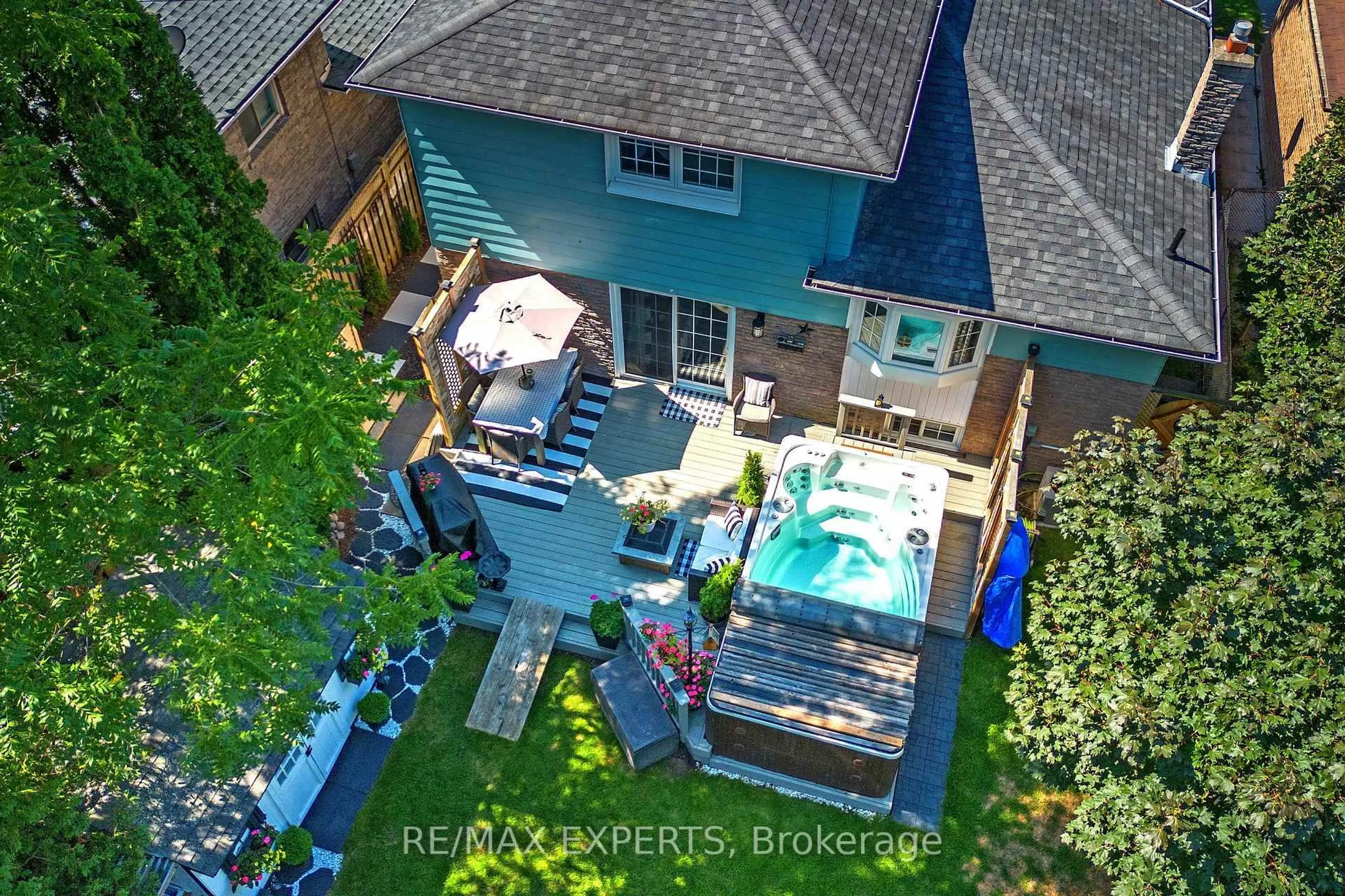 A pic from outside/outdoor area/front of a property/back of a property/a pic from drone, unknown for 57 Pepper Tree Dr, Toronto Ontario M1C 1Y5