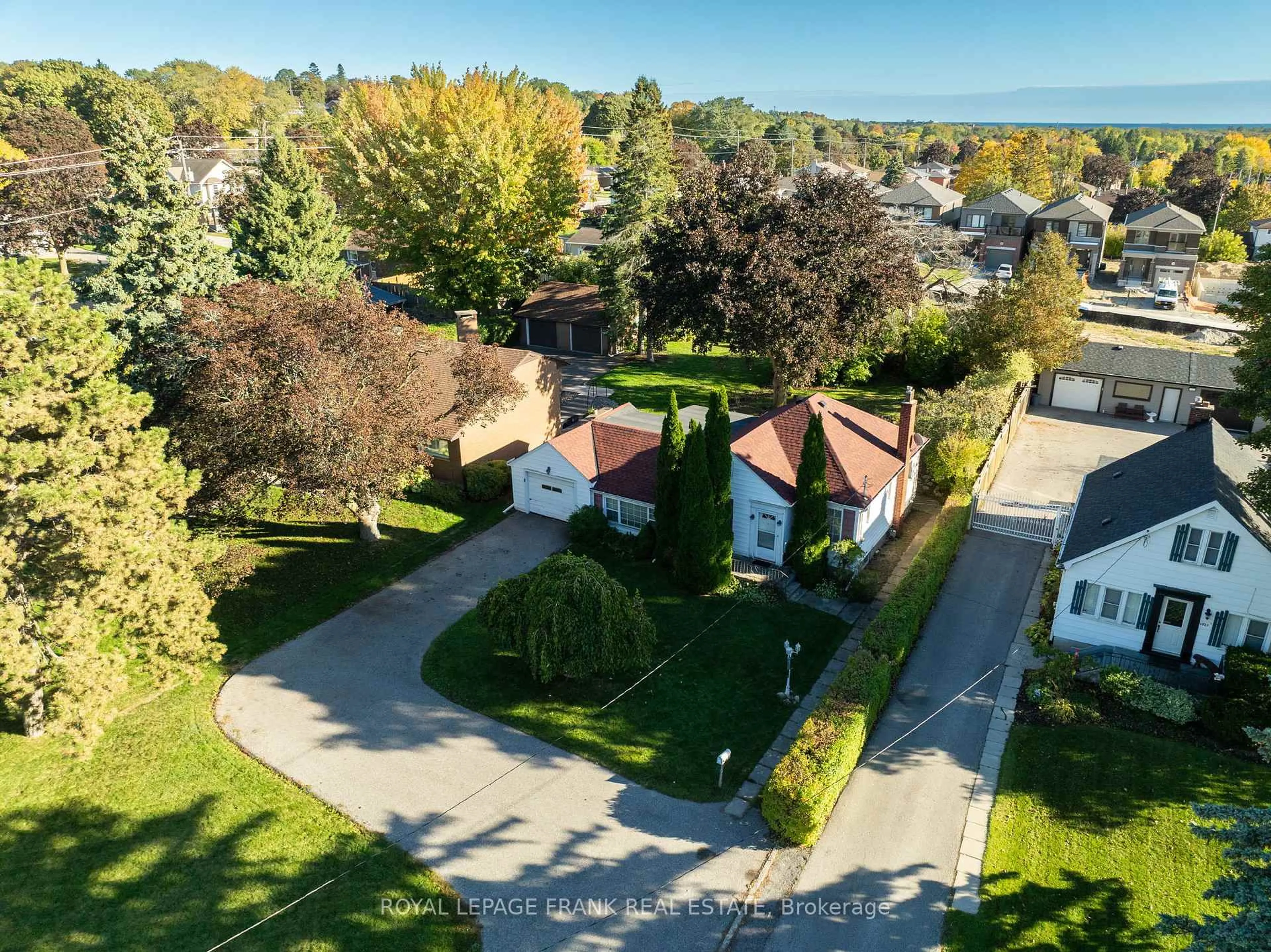 A pic from outside/outdoor area/front of a property/back of a property/a pic from drone, street for 1033 King St, Oshawa Ontario L1H 1H4