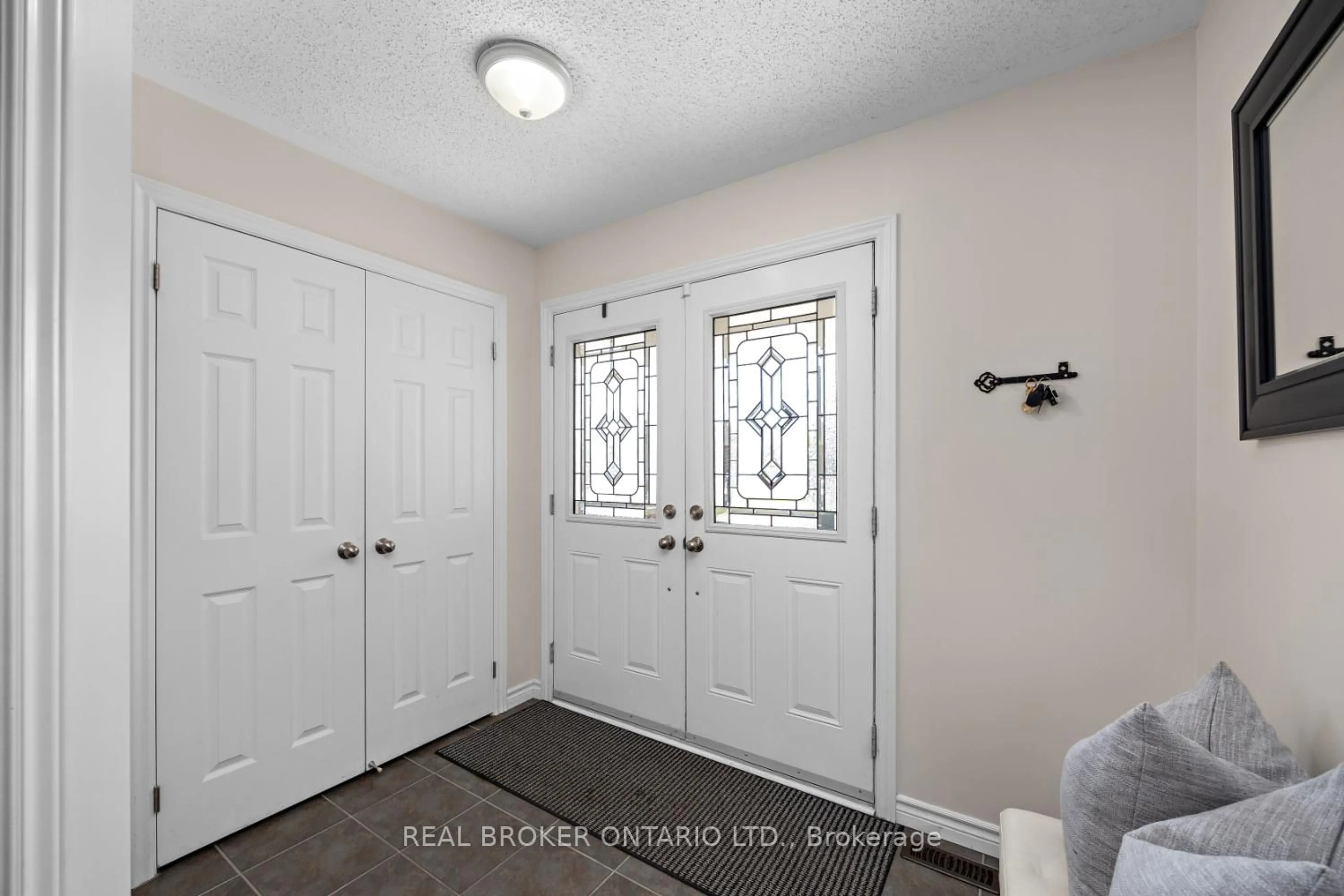 Indoor entryway for 615 Oxbow Cres, Oshawa Ontario L1K 3A8