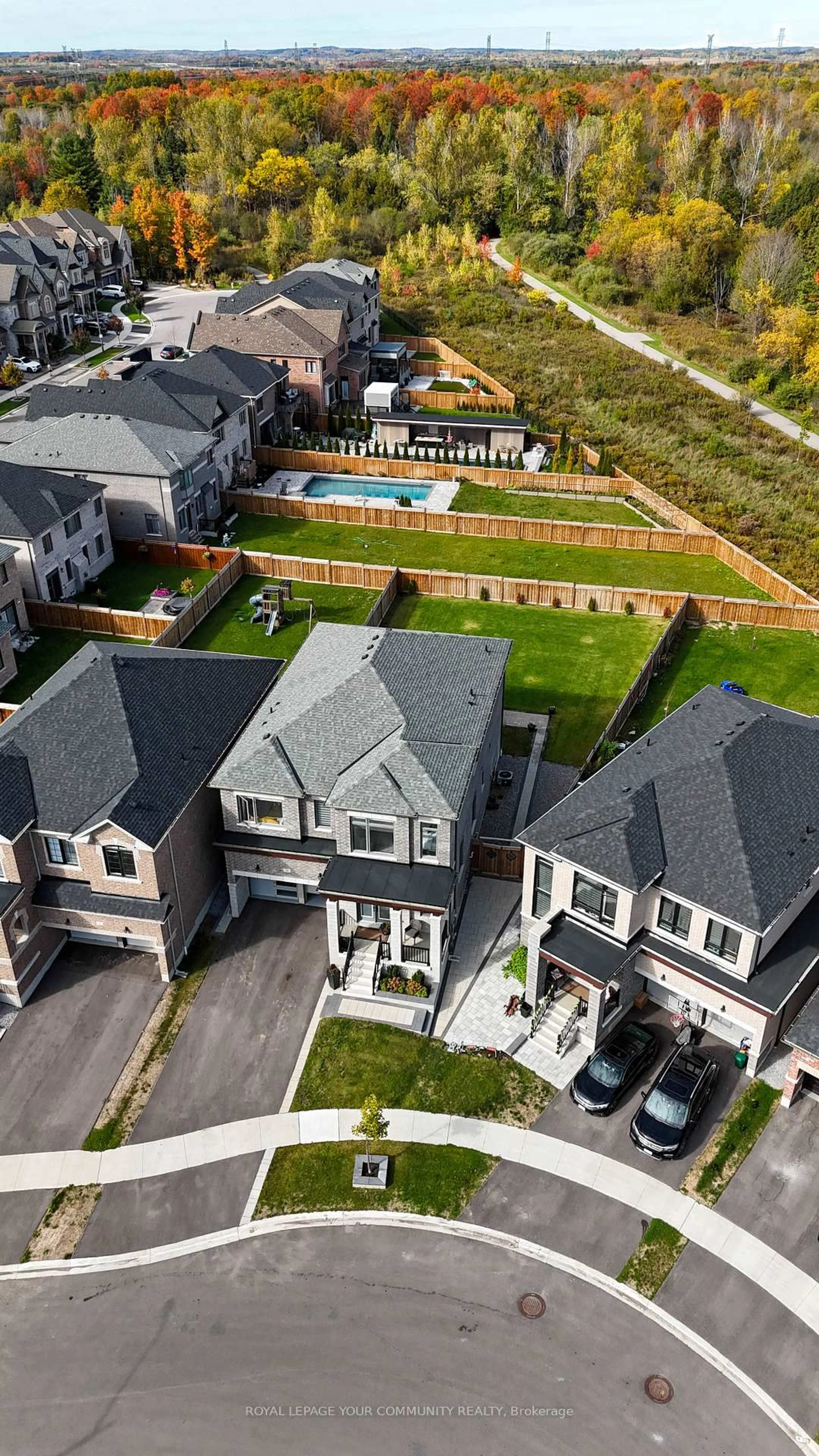 A pic from outside/outdoor area/front of a property/back of a property/a pic from drone, street for 10 Priory Dr, Whitby Ontario L1P 0K9