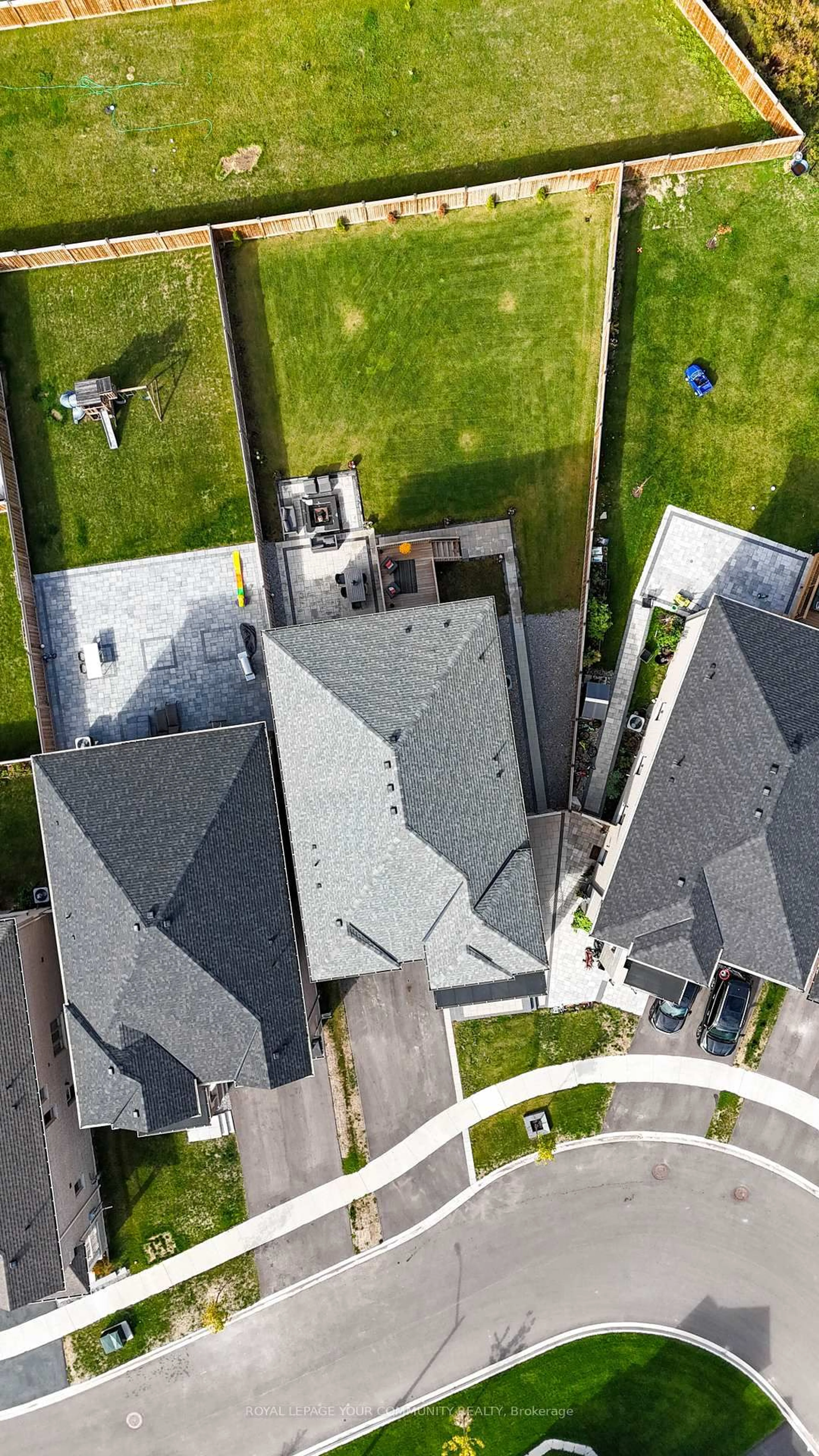 A pic from outside/outdoor area/front of a property/back of a property/a pic from drone, street for 10 Priory Dr, Whitby Ontario L1P 0K9