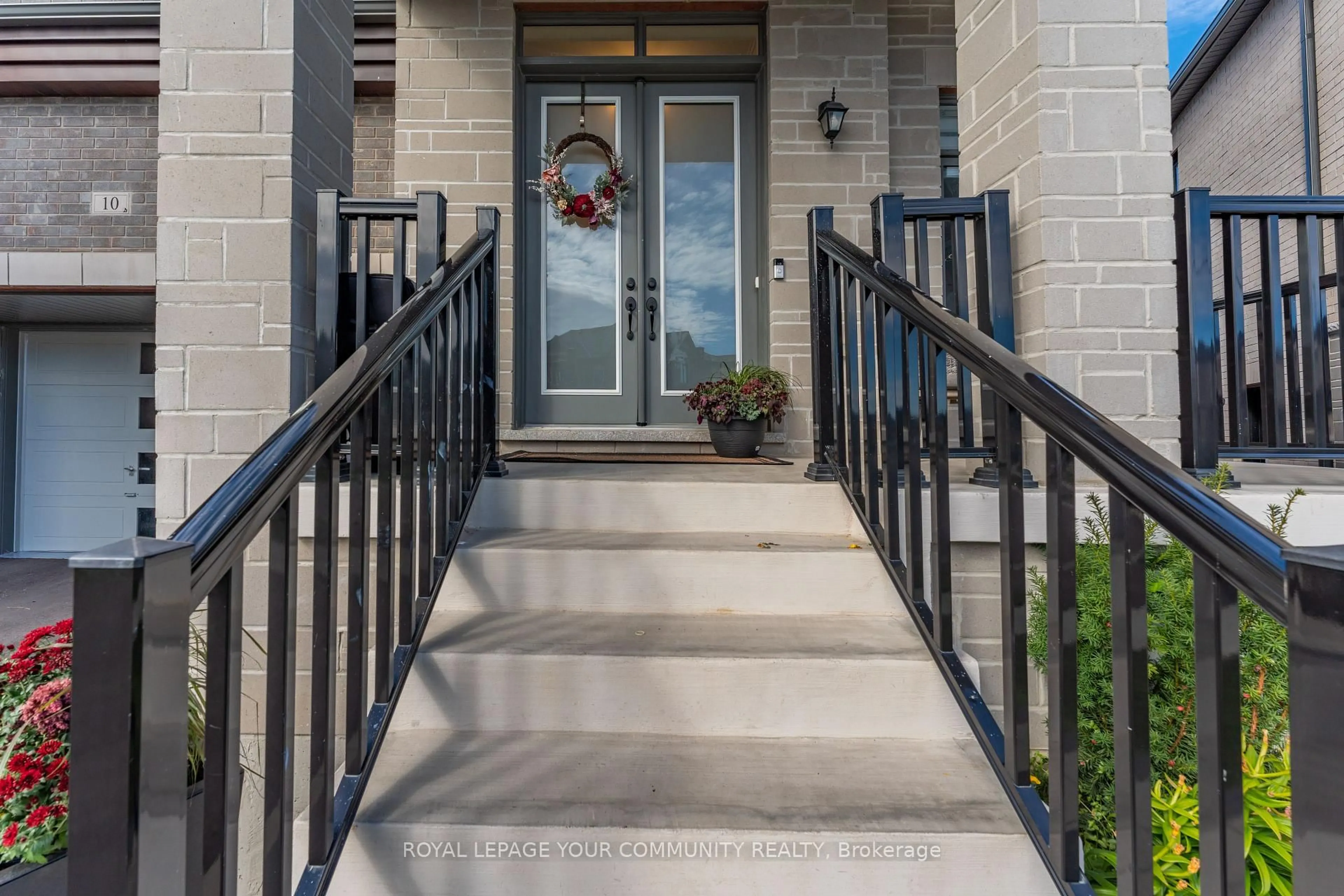 Indoor entryway for 10 Priory Dr, Whitby Ontario L1P 0K9