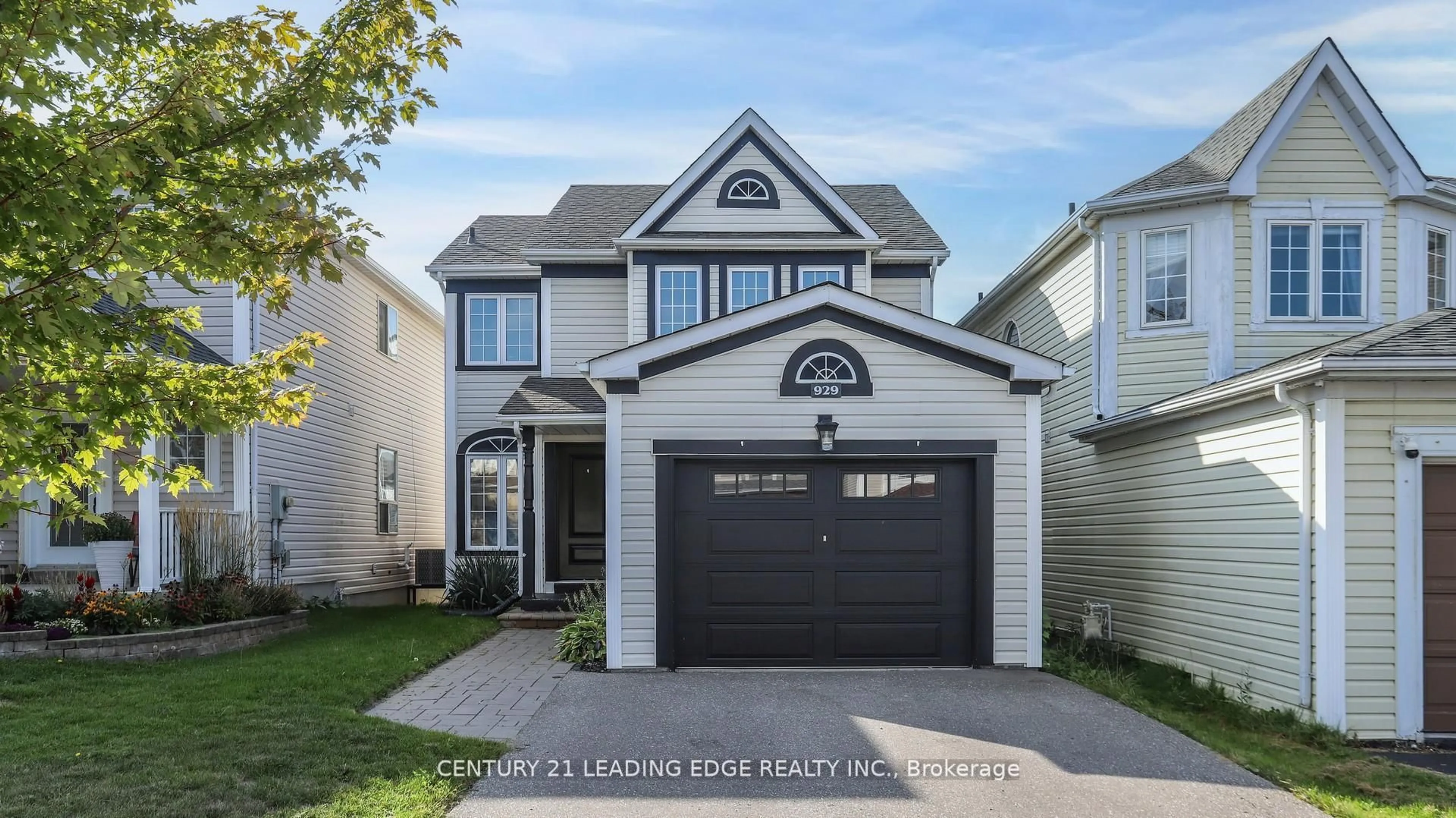 Home with vinyl exterior material, street for 929 Glenbourne Crt, Oshawa Ontario L1K 2P8