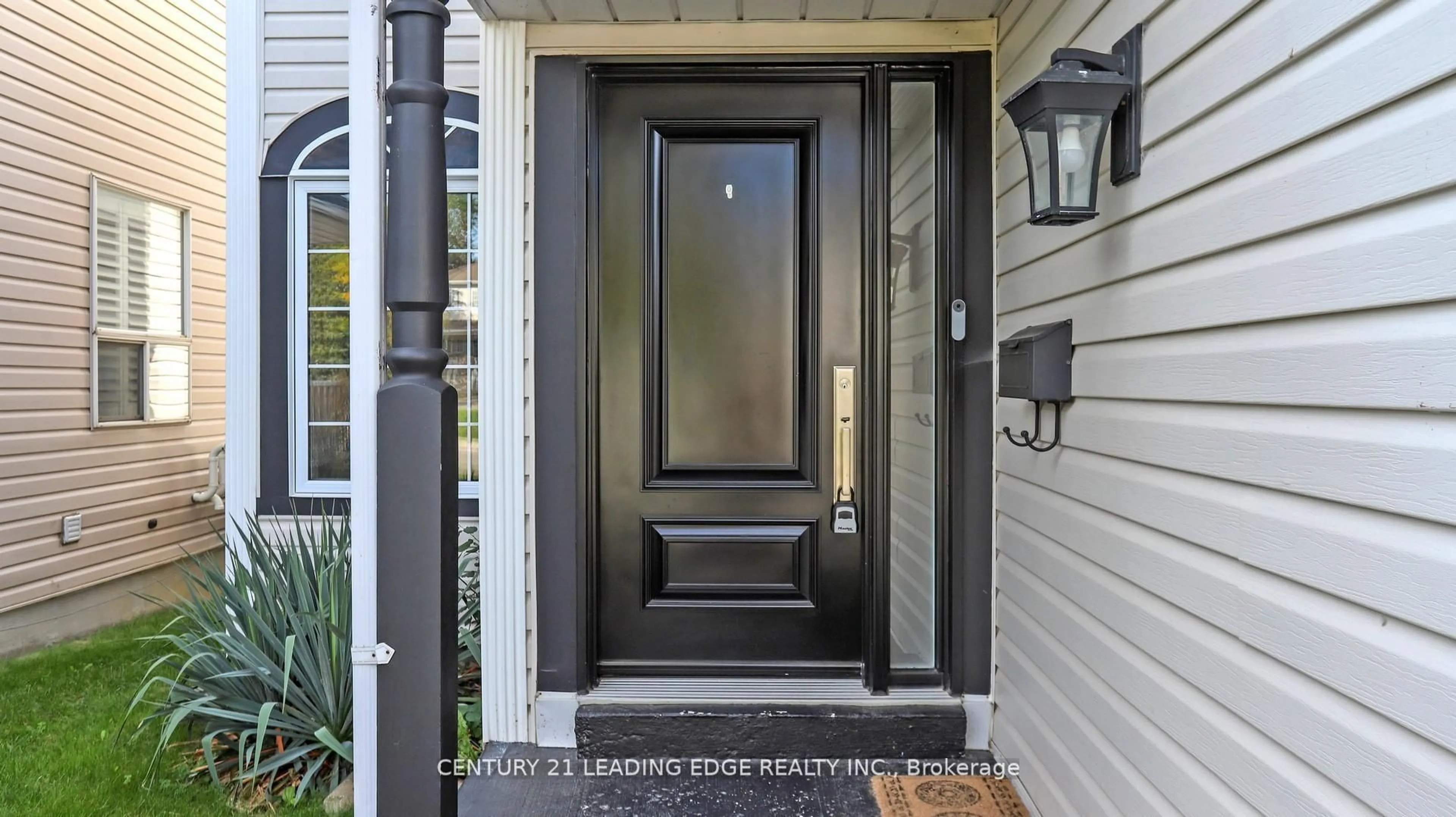 Indoor entryway for 929 Glenbourne Crt, Oshawa Ontario L1K 2P8