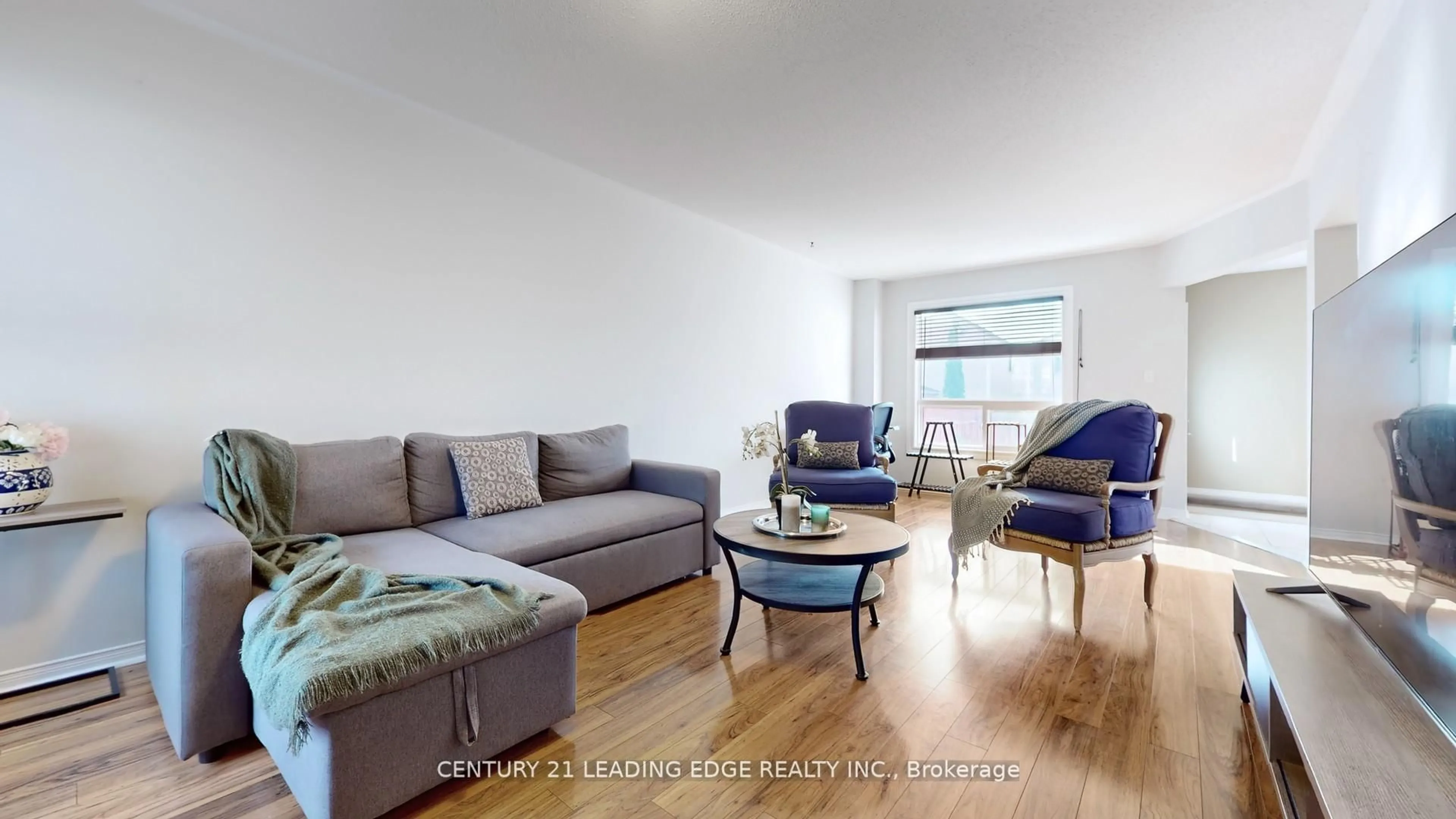 Living room with furniture, wood/laminate floor for 929 Glenbourne Crt, Oshawa Ontario L1K 2P8