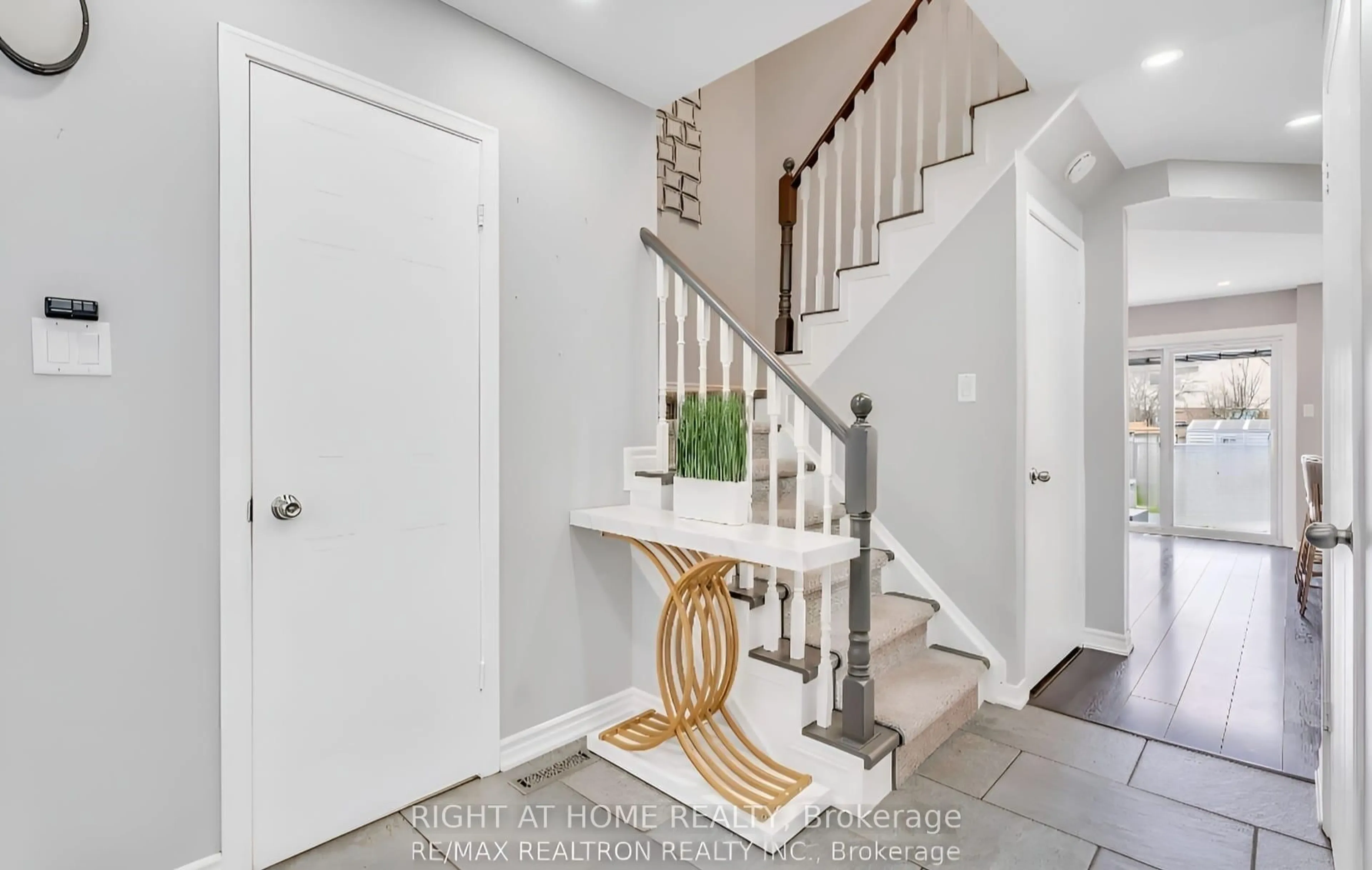 Indoor entryway for 150 Sandringham Dr, Clarington Ontario L1E 2G6