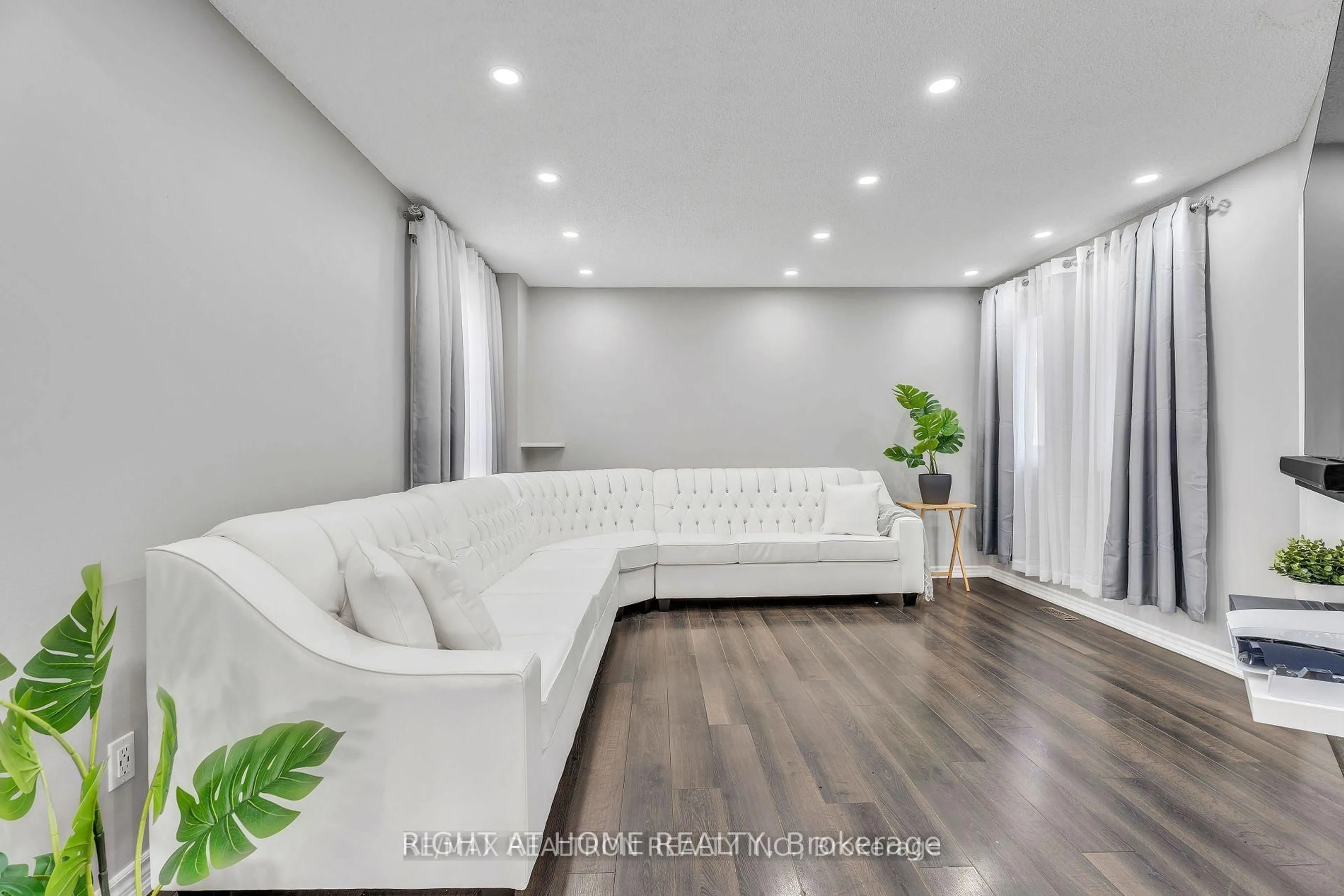 Living room with furniture, unknown for 150 Sandringham Dr, Clarington Ontario L1E 2G6