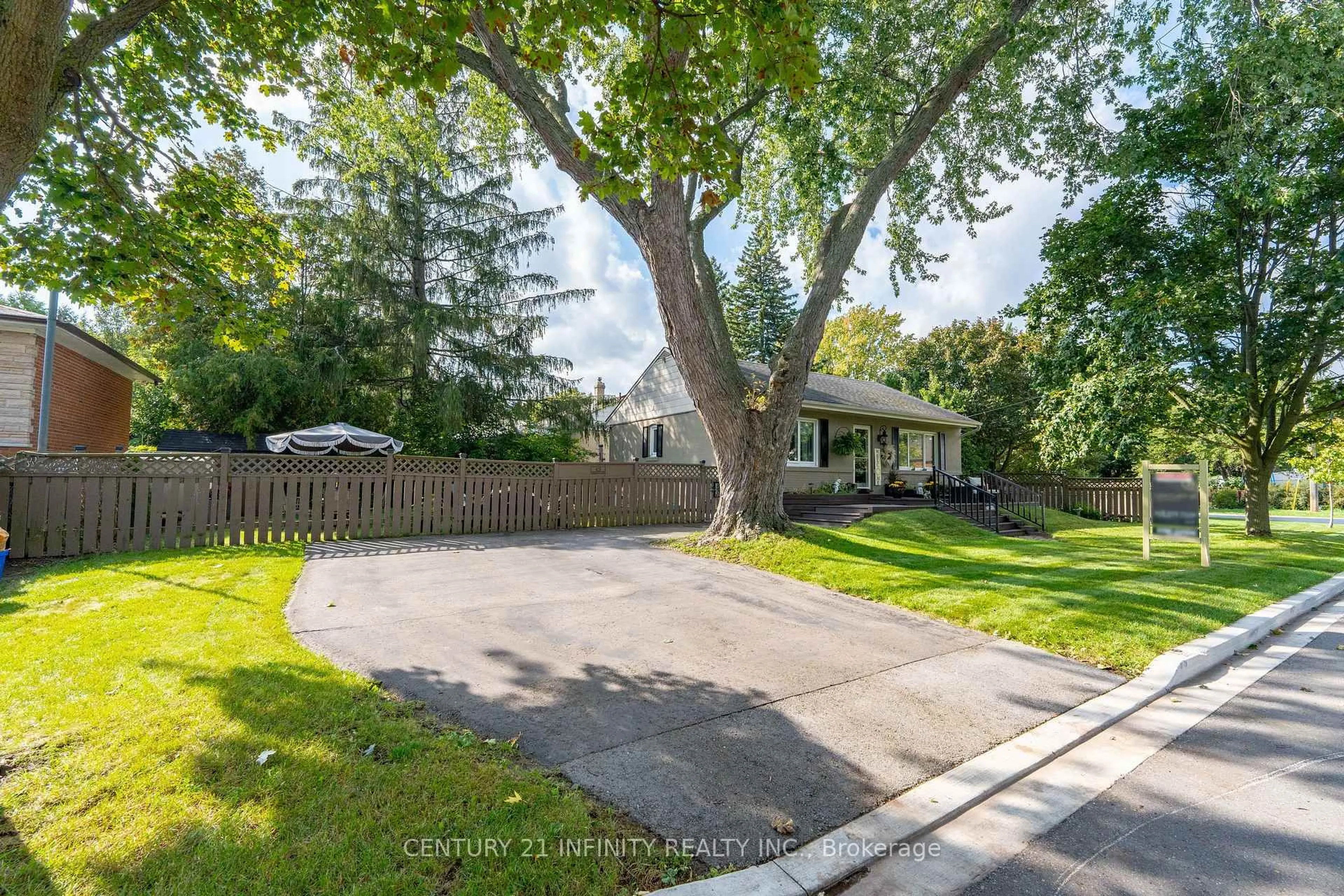 A pic from outside/outdoor area/front of a property/back of a property/a pic from drone, street for 43 Colonial Ave, Toronto Ontario M1M 2C3