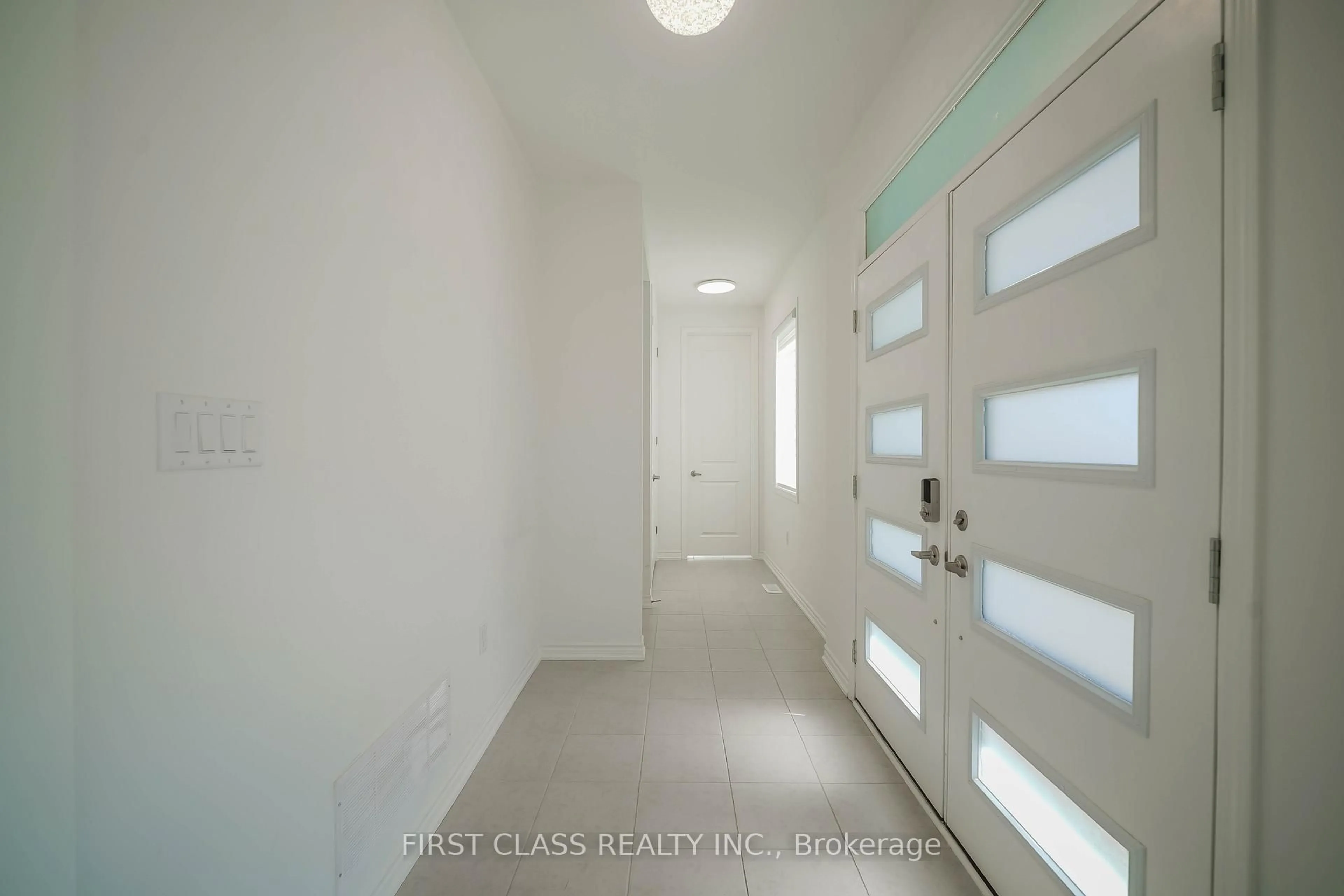 Indoor entryway for 1475 mockingbird Sq, Pickering Ontario L1X 0N8