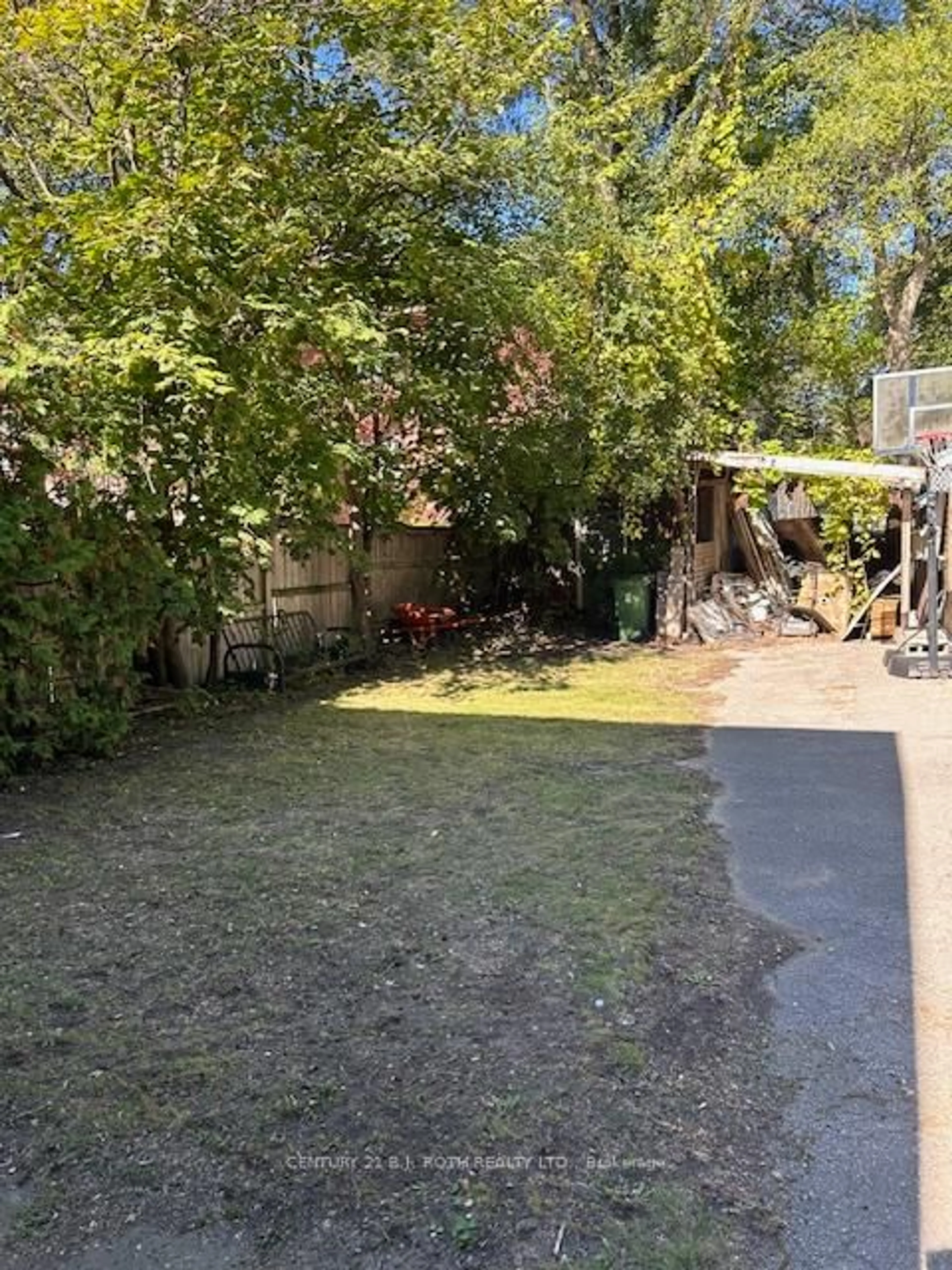 A pic from outside/outdoor area/front of a property/back of a property/a pic from drone, street for 740 Kingston Rd, Toronto Ontario M4E 1R7