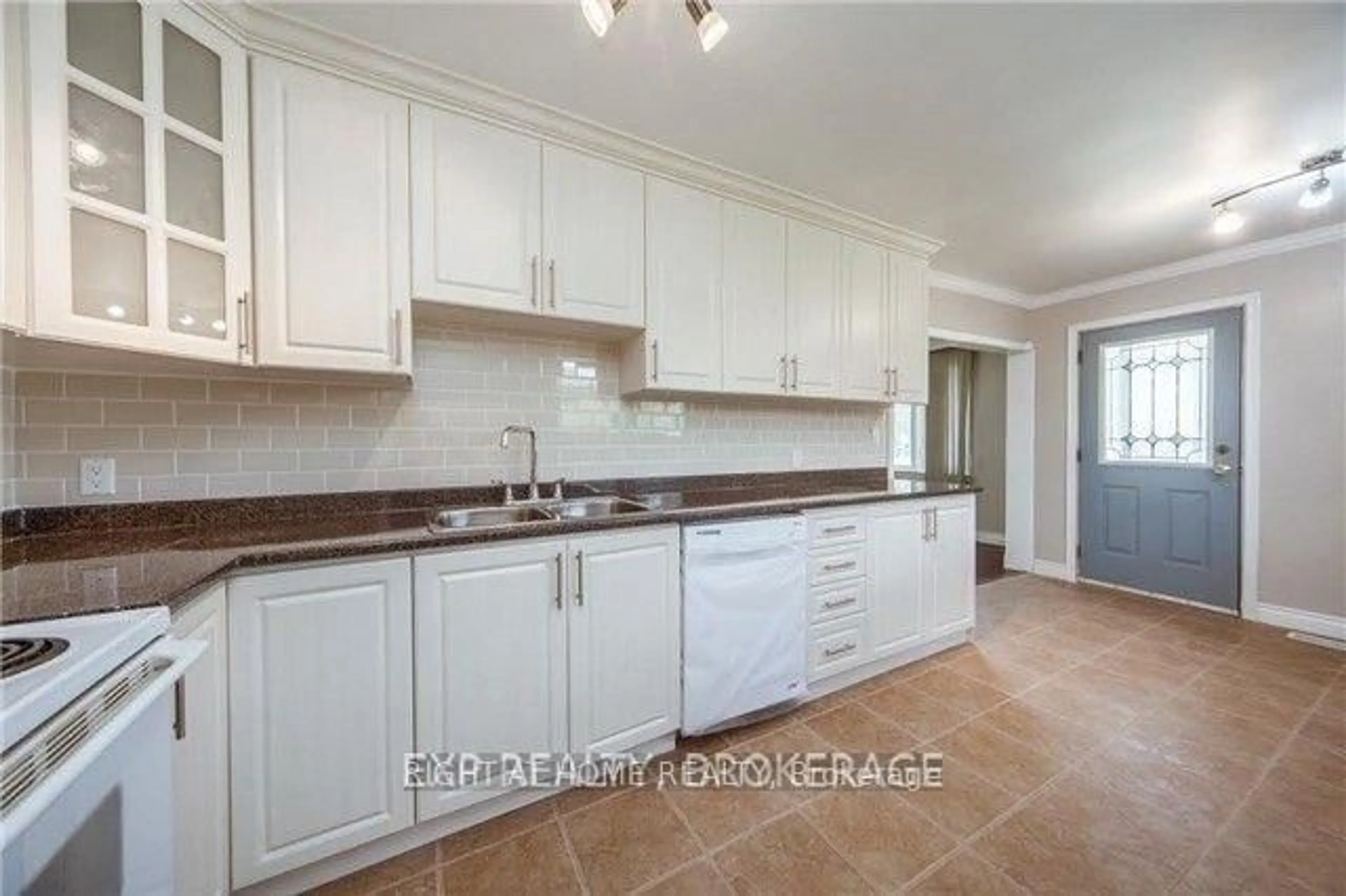 Standard kitchen, ceramic/tile floor for 709 Gilbert St, Whitby Ontario L1N 1S1