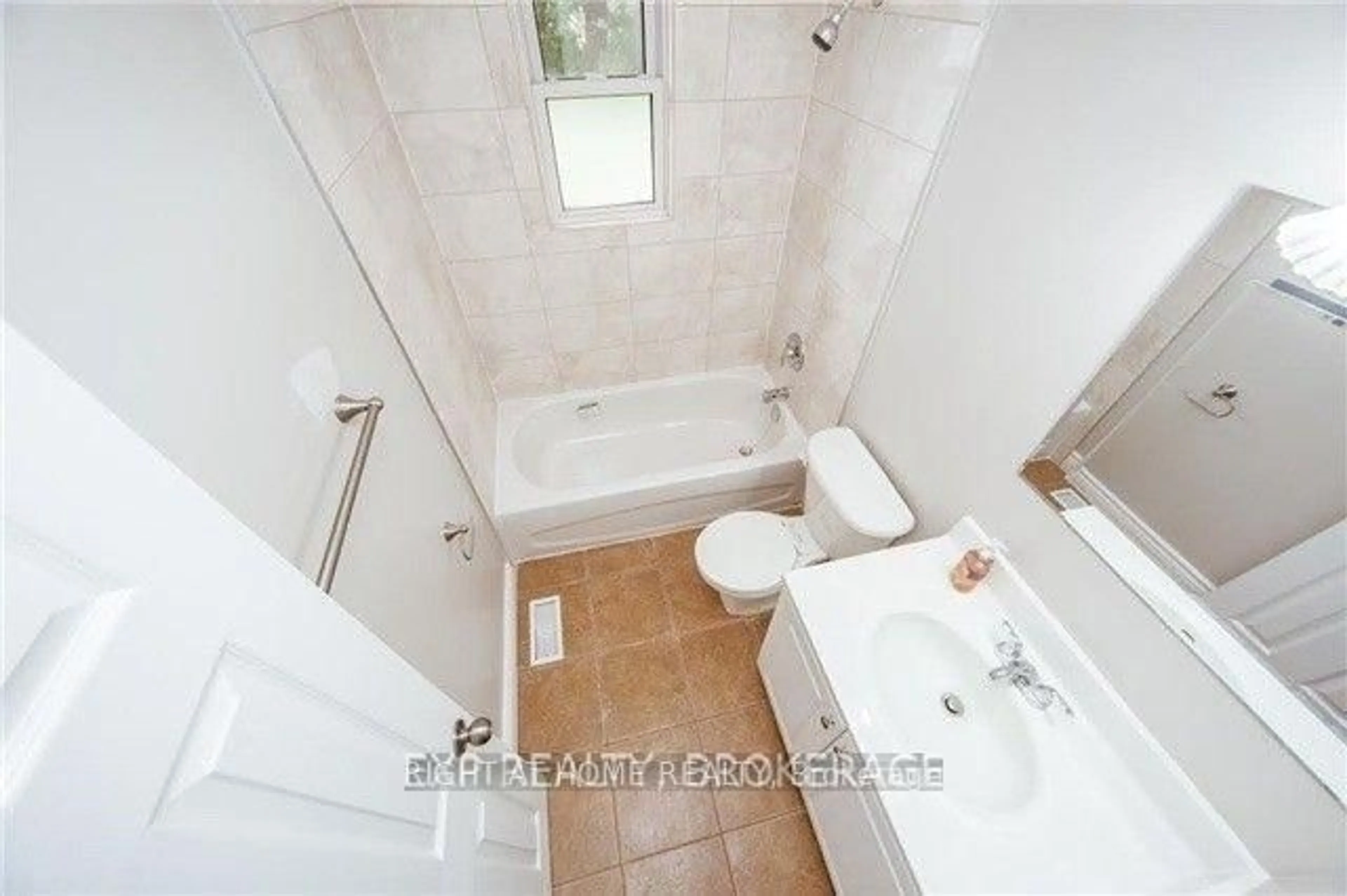 Standard bathroom, ceramic/tile floor for 709 Gilbert St, Whitby Ontario L1N 1S1