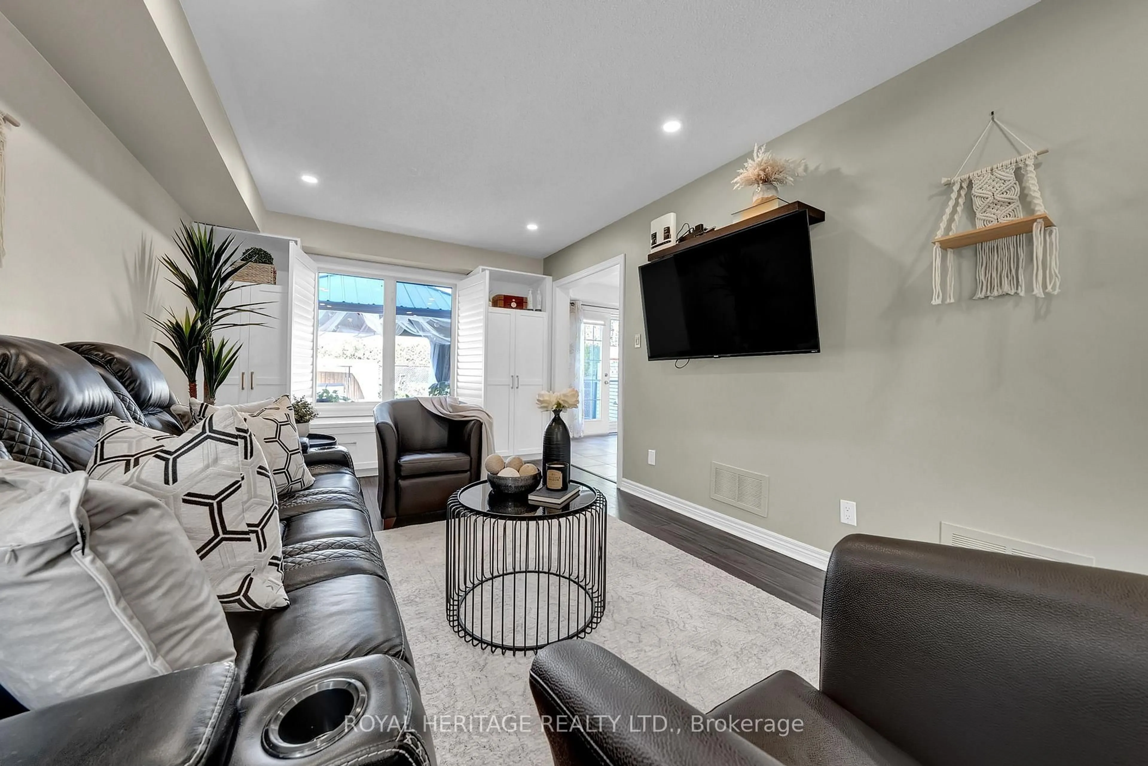 Home theater for 46 Lownie Crt, Clarington Ontario L1C 5C9