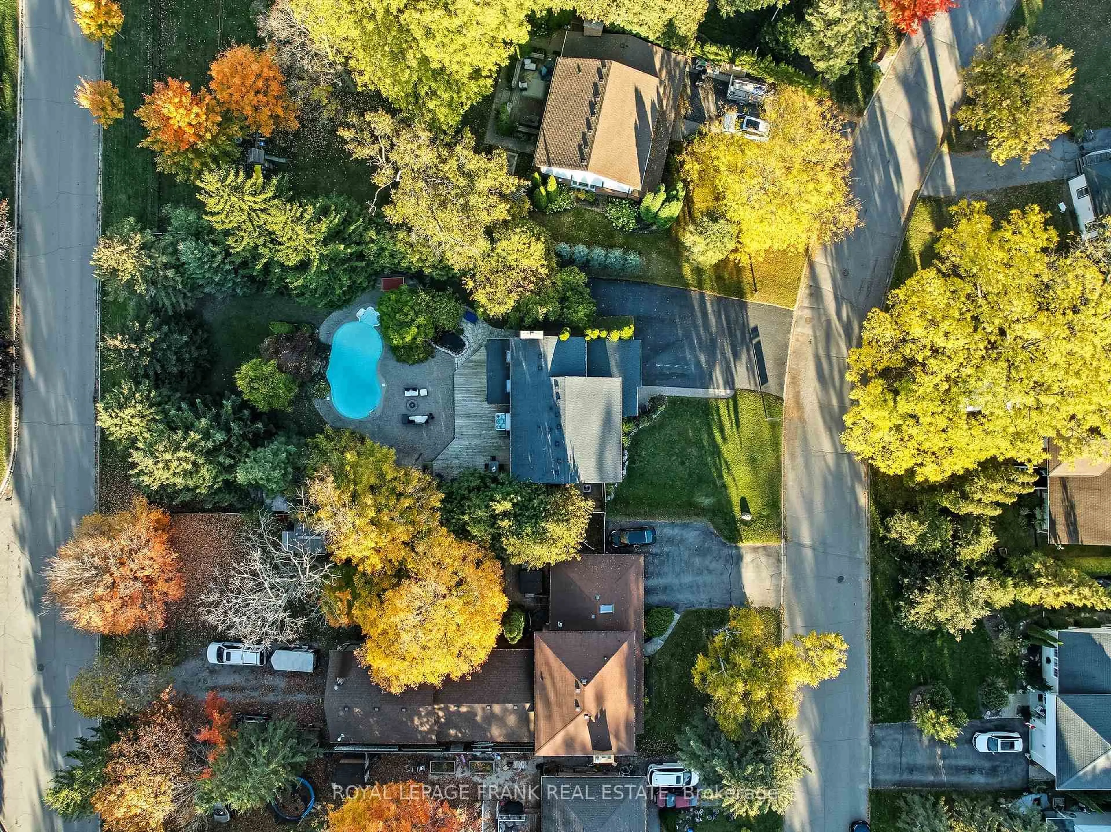A pic from outside/outdoor area/front of a property/back of a property/a pic from drone, street for 462 Kent St, Scugog Ontario L9L 1N7