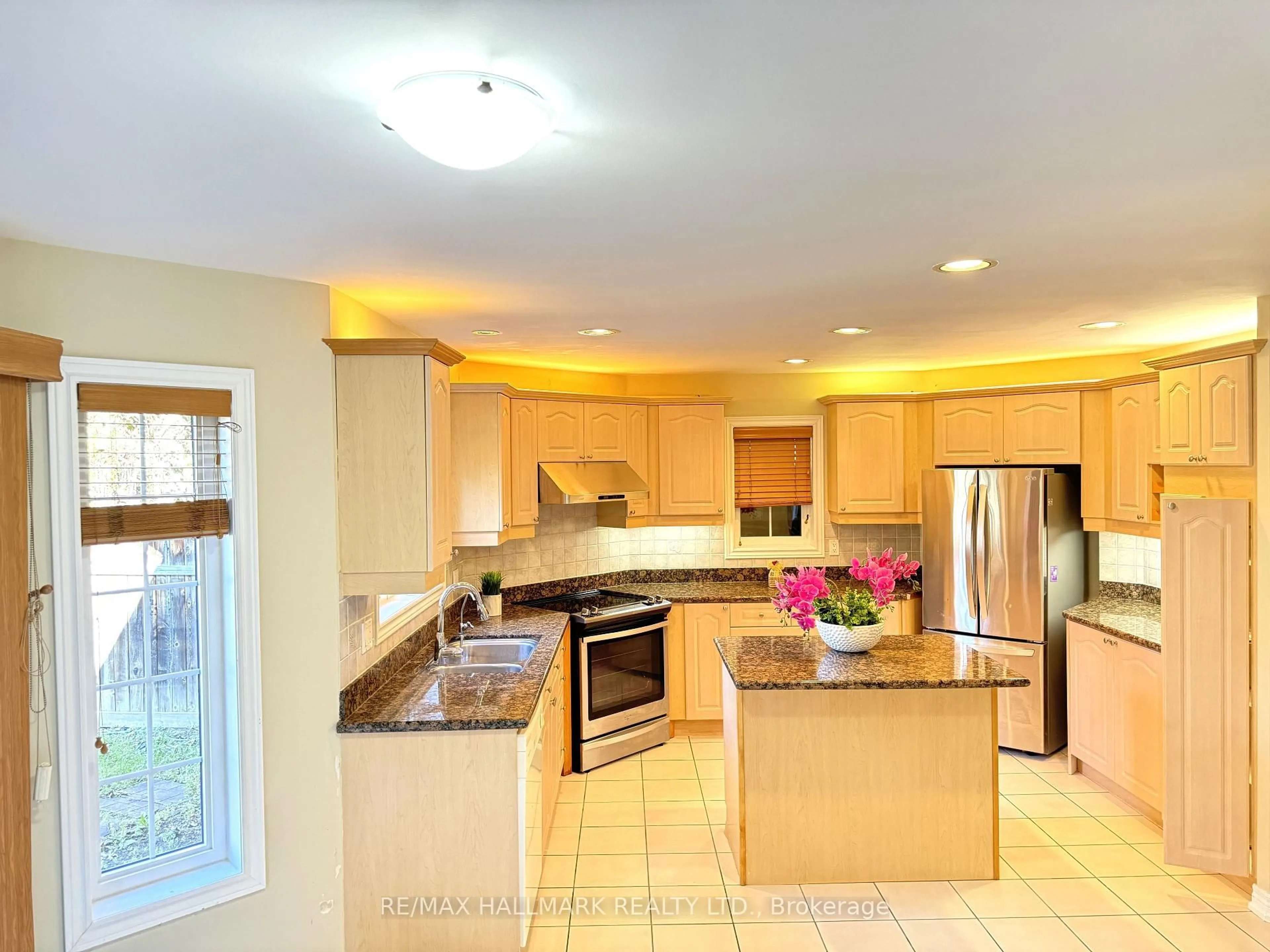 Open concept kitchen, ceramic/tile floor for 2 Twin Streams Rd, Whitby Ontario L1P 1P1