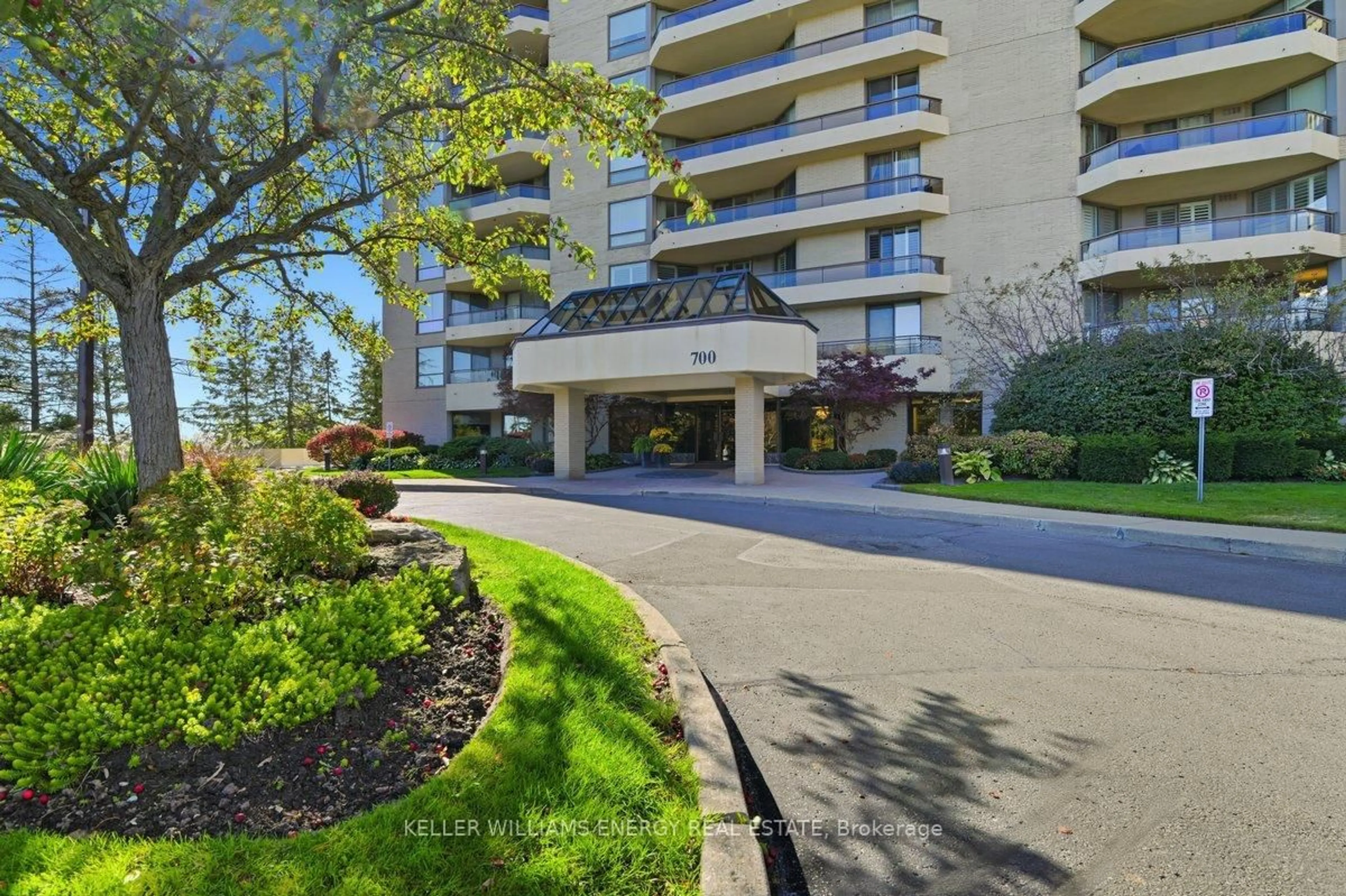 Indoor foyer for 700 Wilson Rd #1004, Oshawa Ontario L1G 7T5