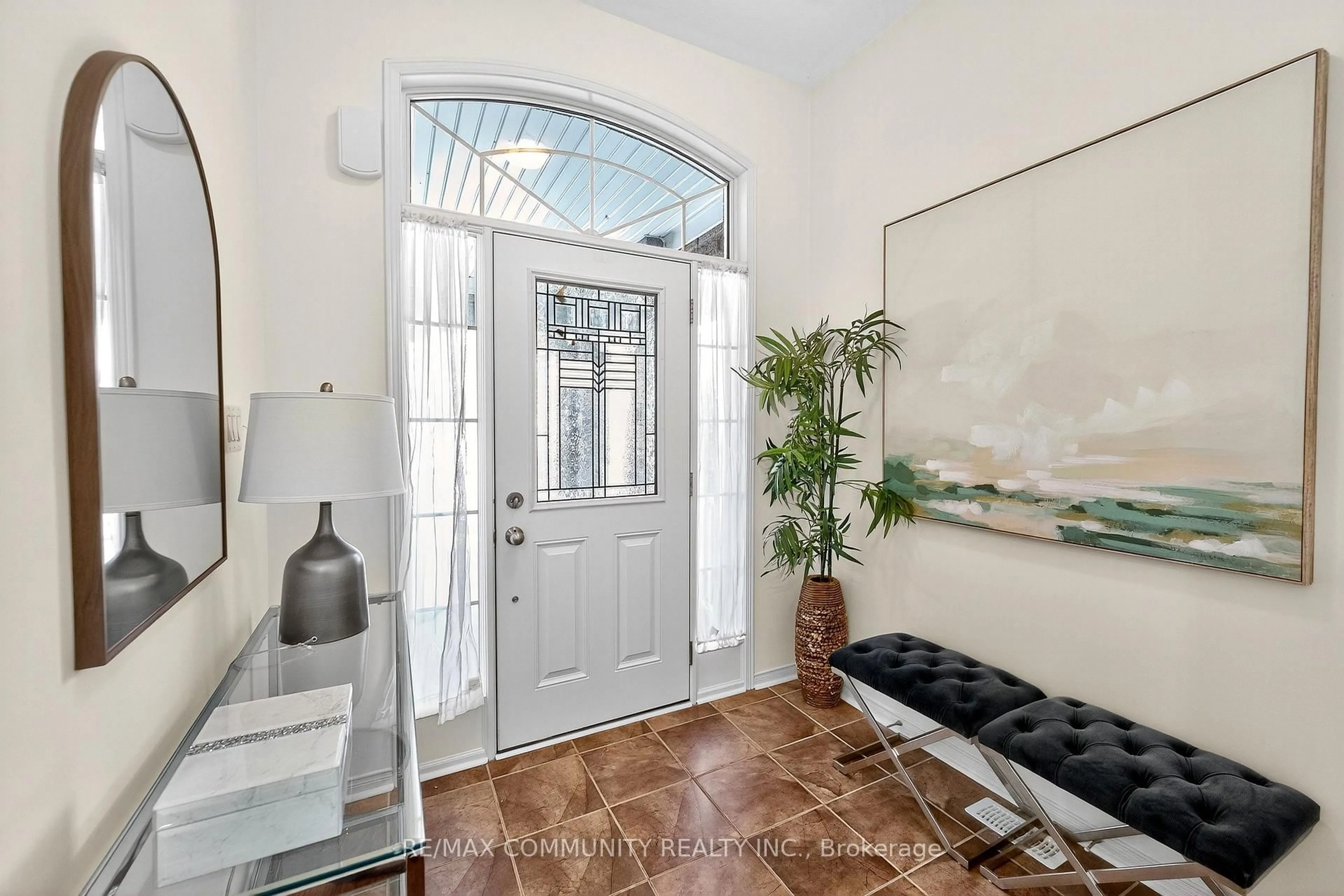 Indoor entryway for 775 Mccue Dr, Oshawa Ontario L1K 0R1