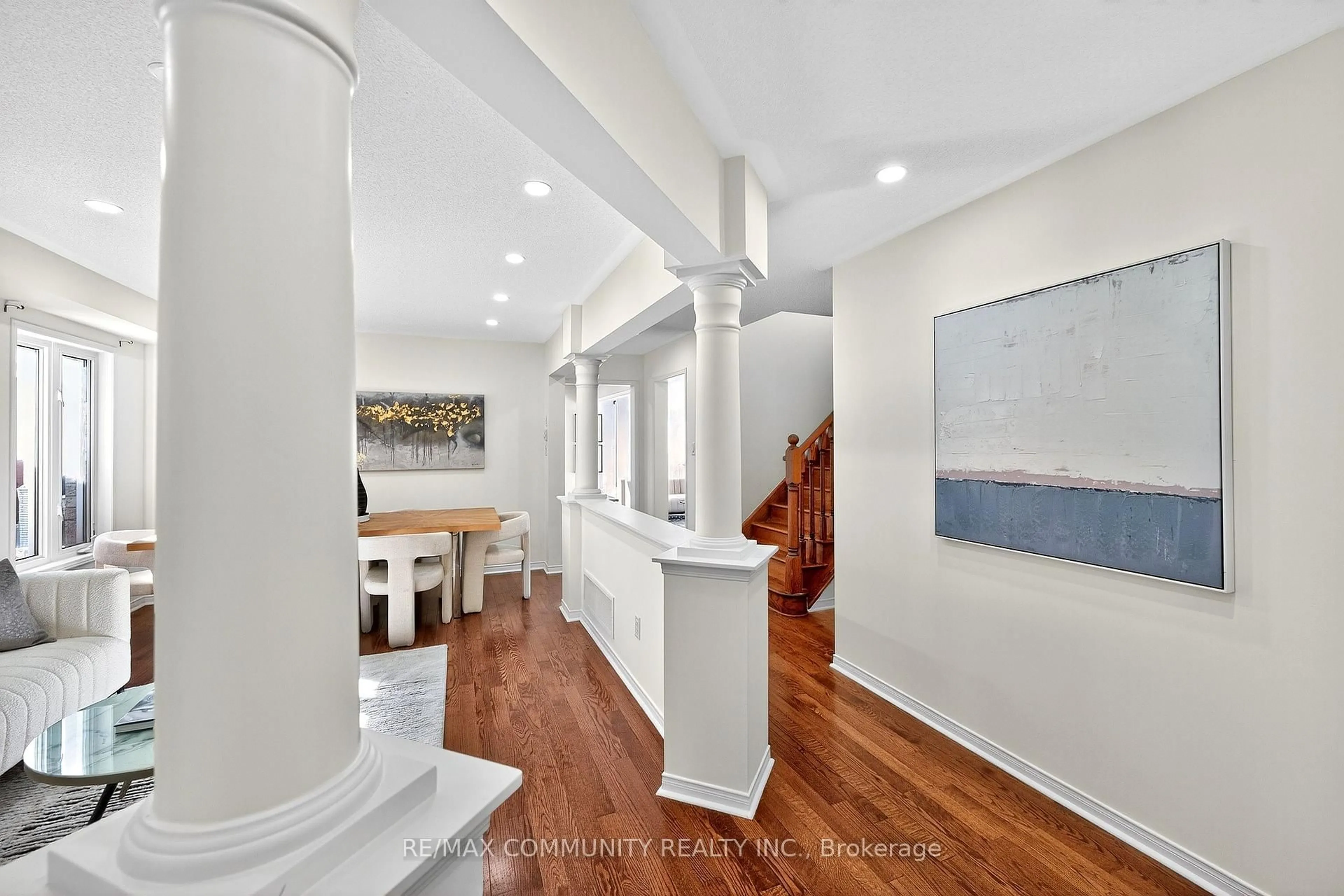 Indoor entryway for 775 Mccue Dr, Oshawa Ontario L1K 0R1