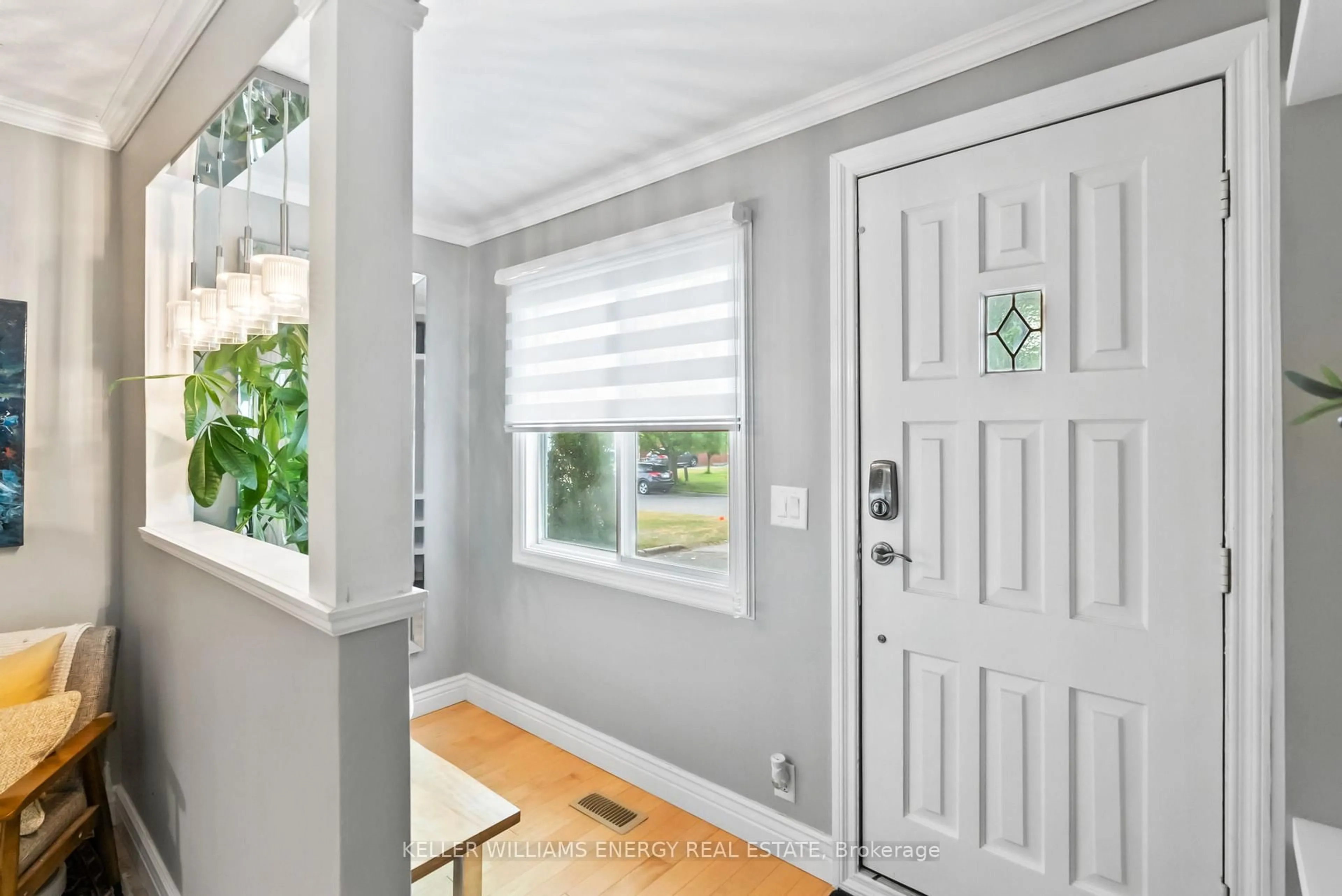 Indoor entryway for 211 Severn St, Oshawa Ontario L1J 6R6