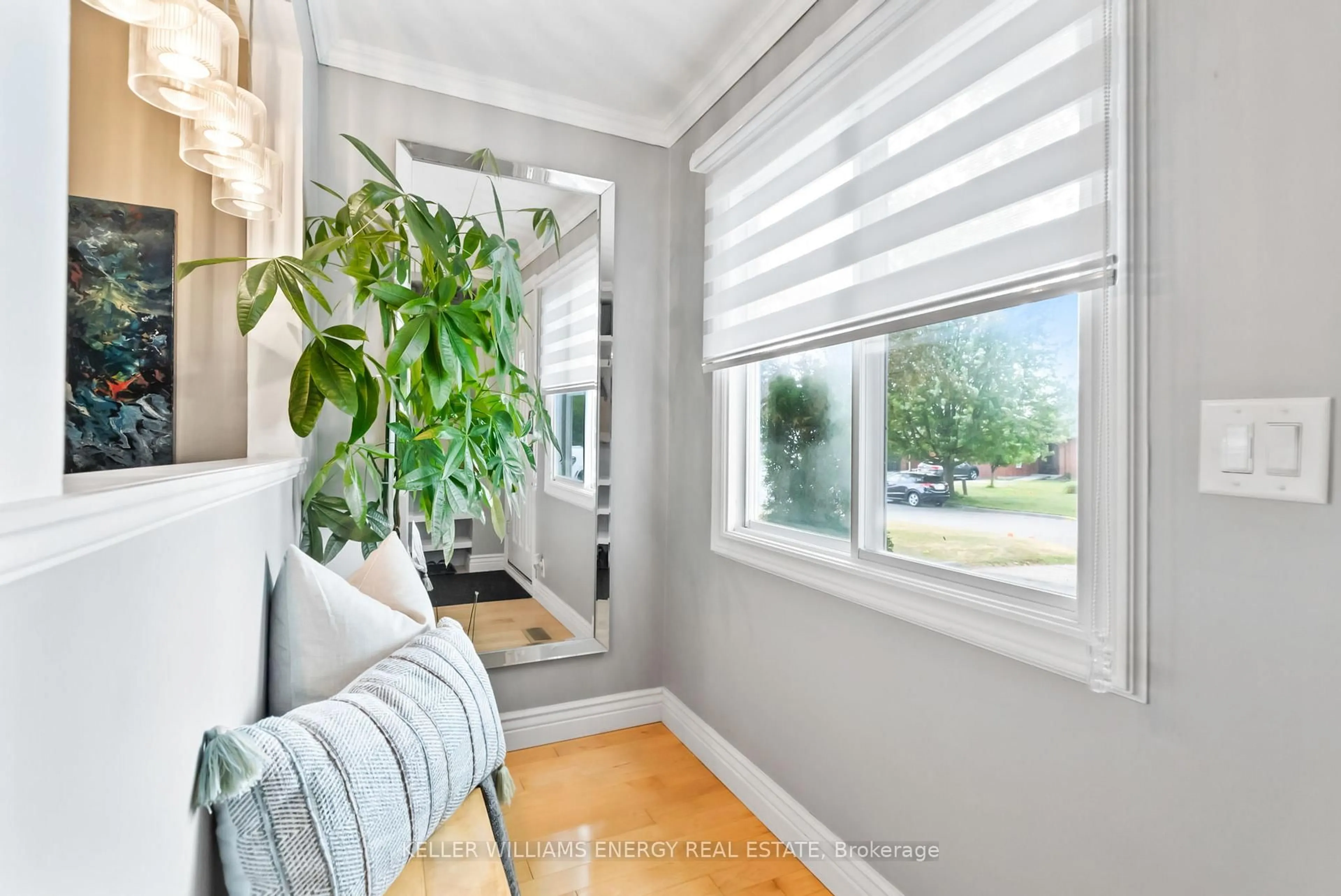 Indoor entryway for 211 Severn St, Oshawa Ontario L1J 6R6