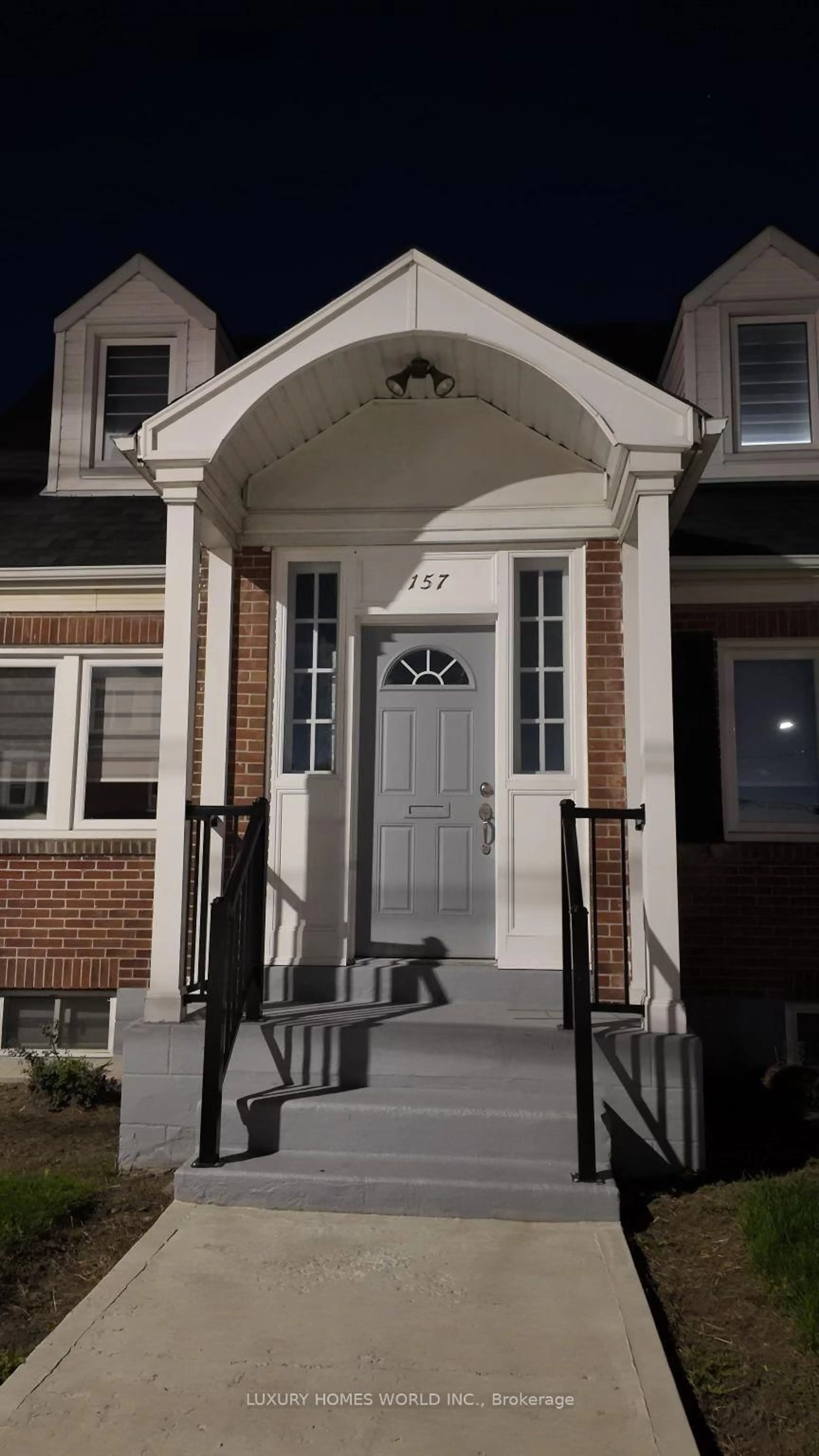 Indoor entryway for 157 Centre St, Oshawa Ontario L1H 4A5