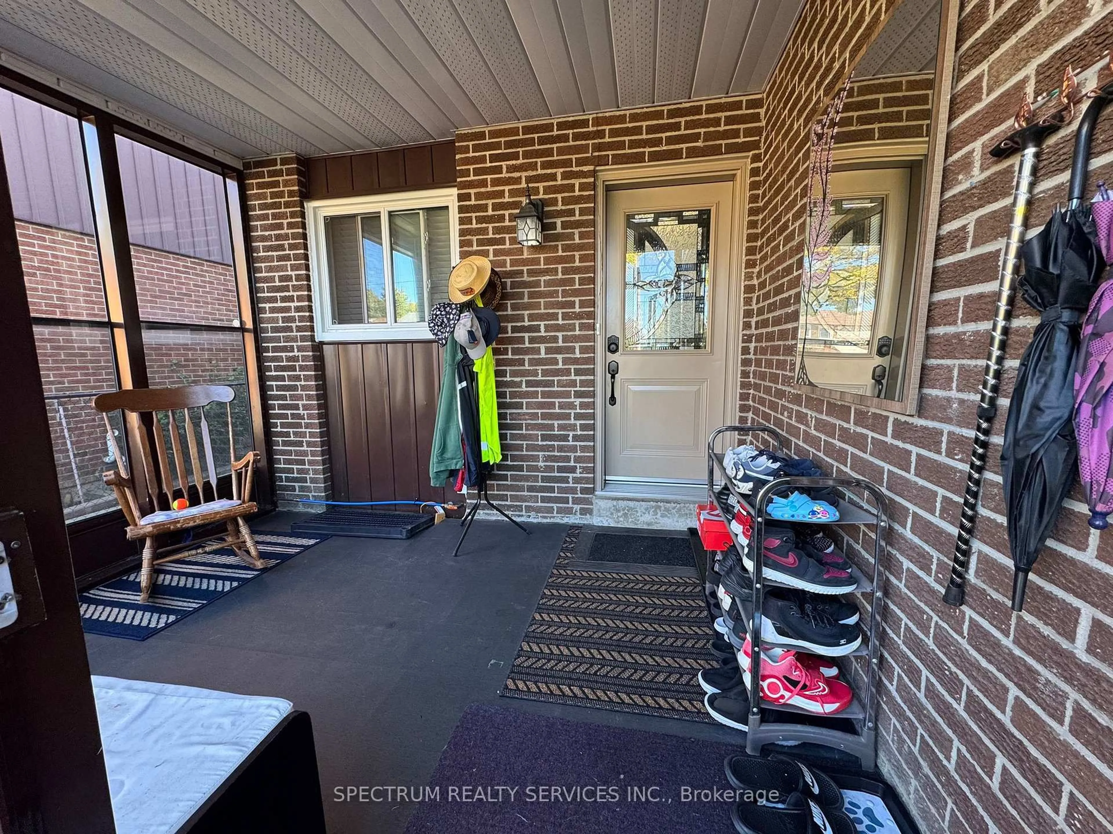 Indoor entryway for 43 Mammoth Hall Tr, Toronto Ontario M1B 1P5