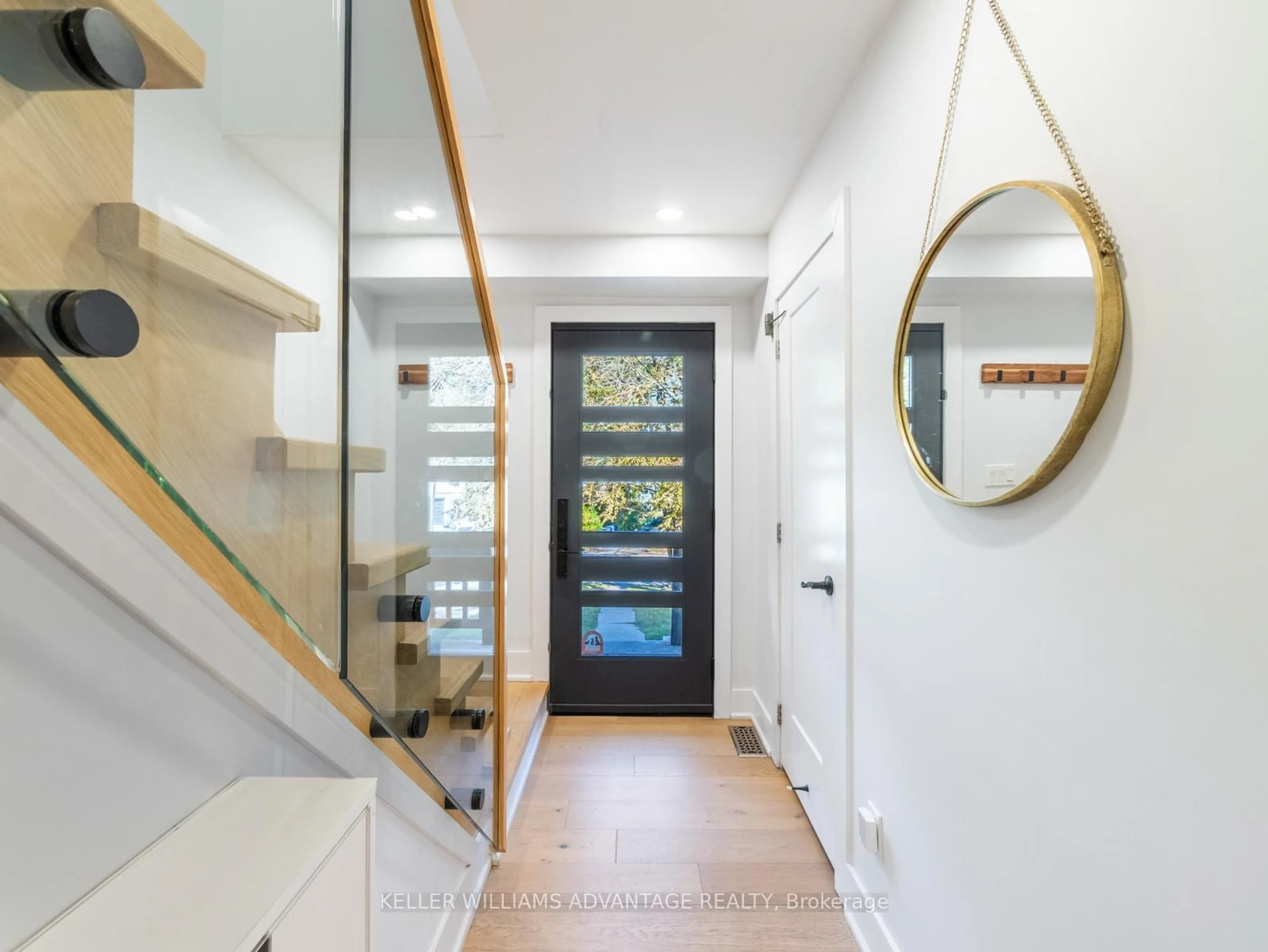 Indoor entryway for 93 Glen Davis Cres, Toronto Ontario M4E 1X7