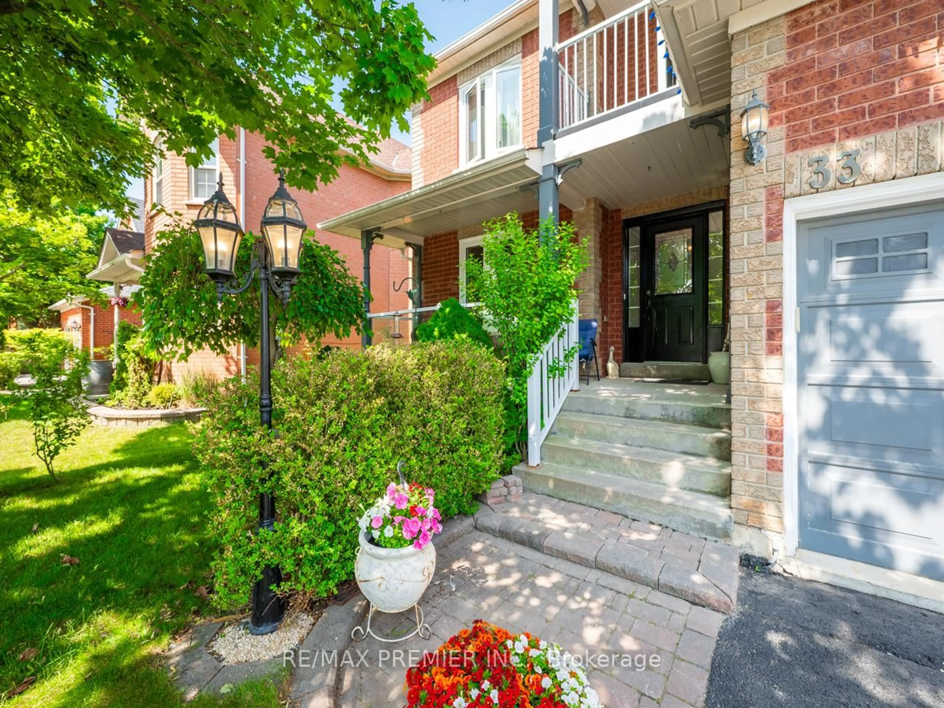 Unknown for 33 Watford St, Whitby Ontario L1M 1E6