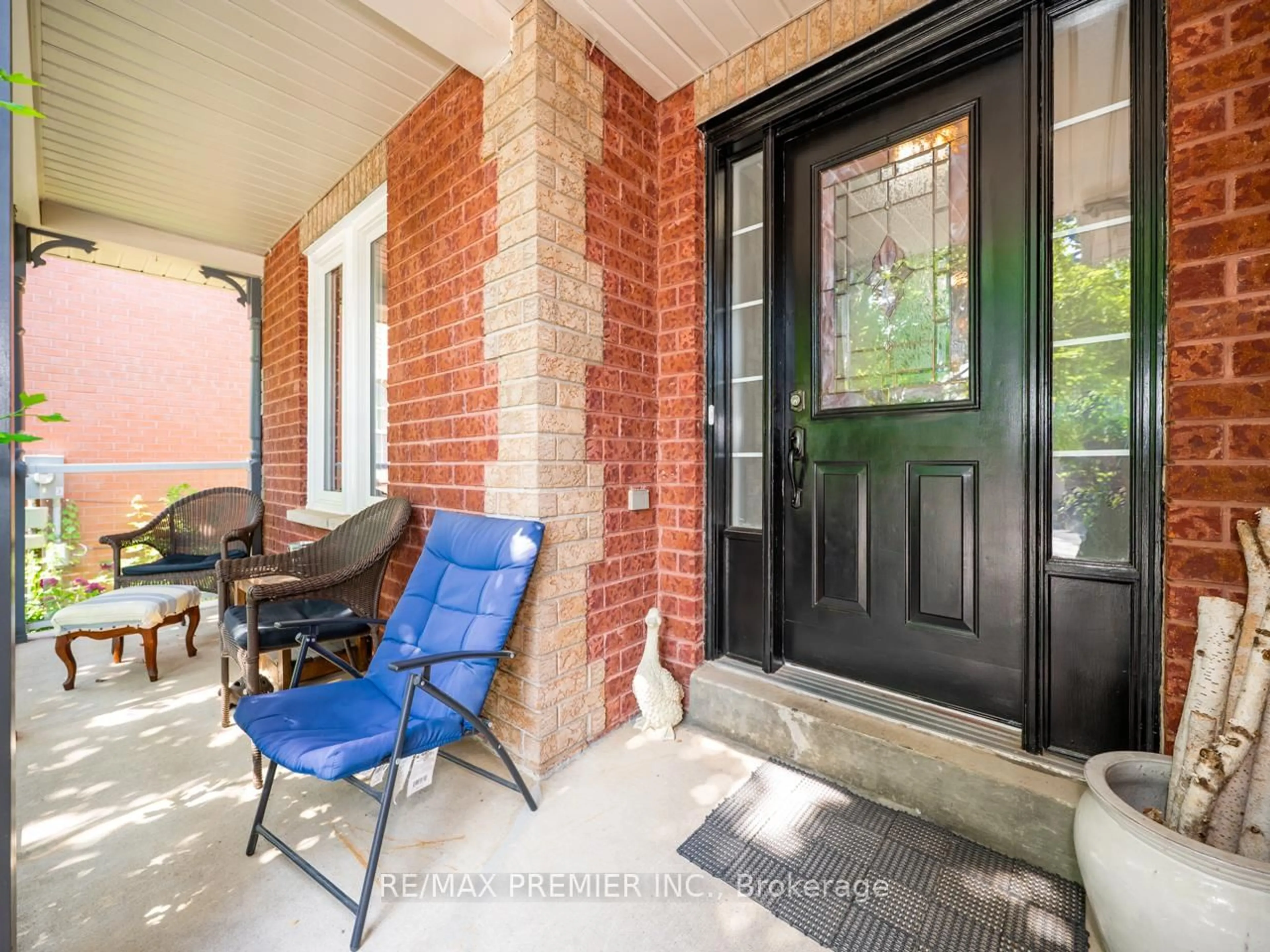 Indoor entryway for 33 Watford St, Whitby Ontario L1M 1E6