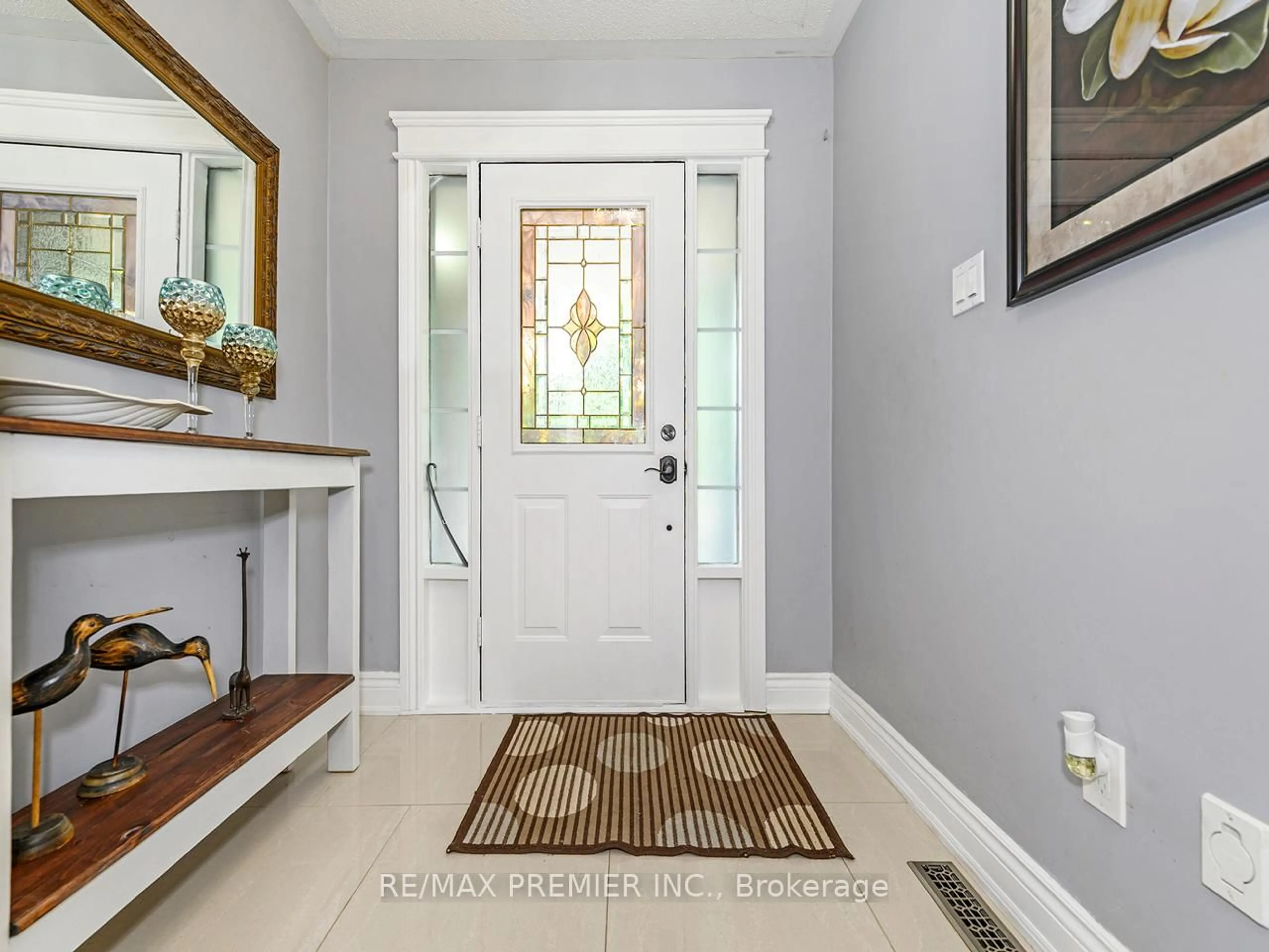 Indoor entryway for 33 Watford St, Whitby Ontario L1M 1E6